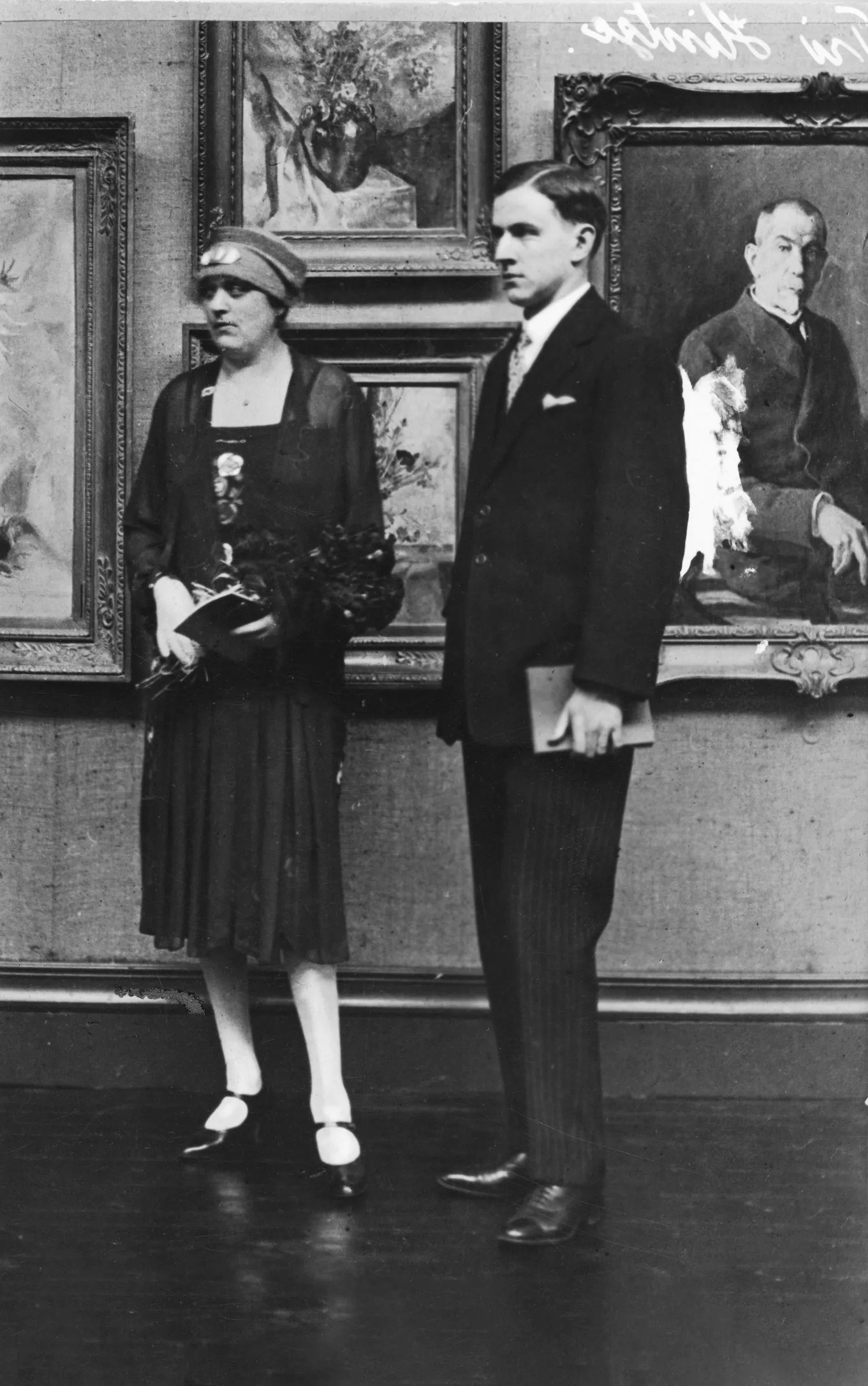 Presidenttipari Lauri ja Signe Relander Helsingin Taidehallin avajaisissa vuonna 1928. Huomaa rouva Relanderin ajanmukainen asu.