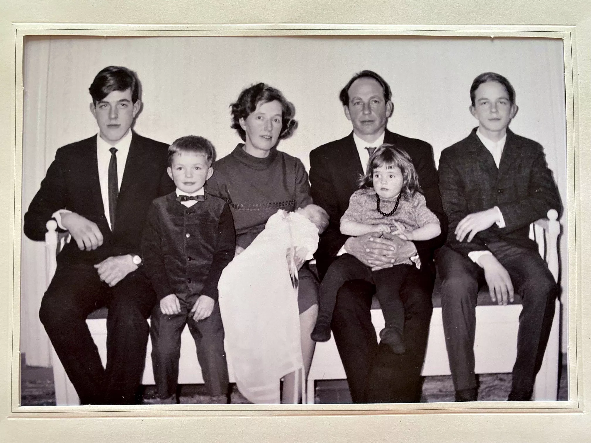 Anna-Liisa Tilus, isä, äiti ja sisarukset 1960-luvun ­puolivälin jälkeen Himangalla.