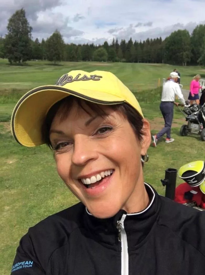 Kesäisin Anna-Liisa nauttii golfin pelaamisesta.