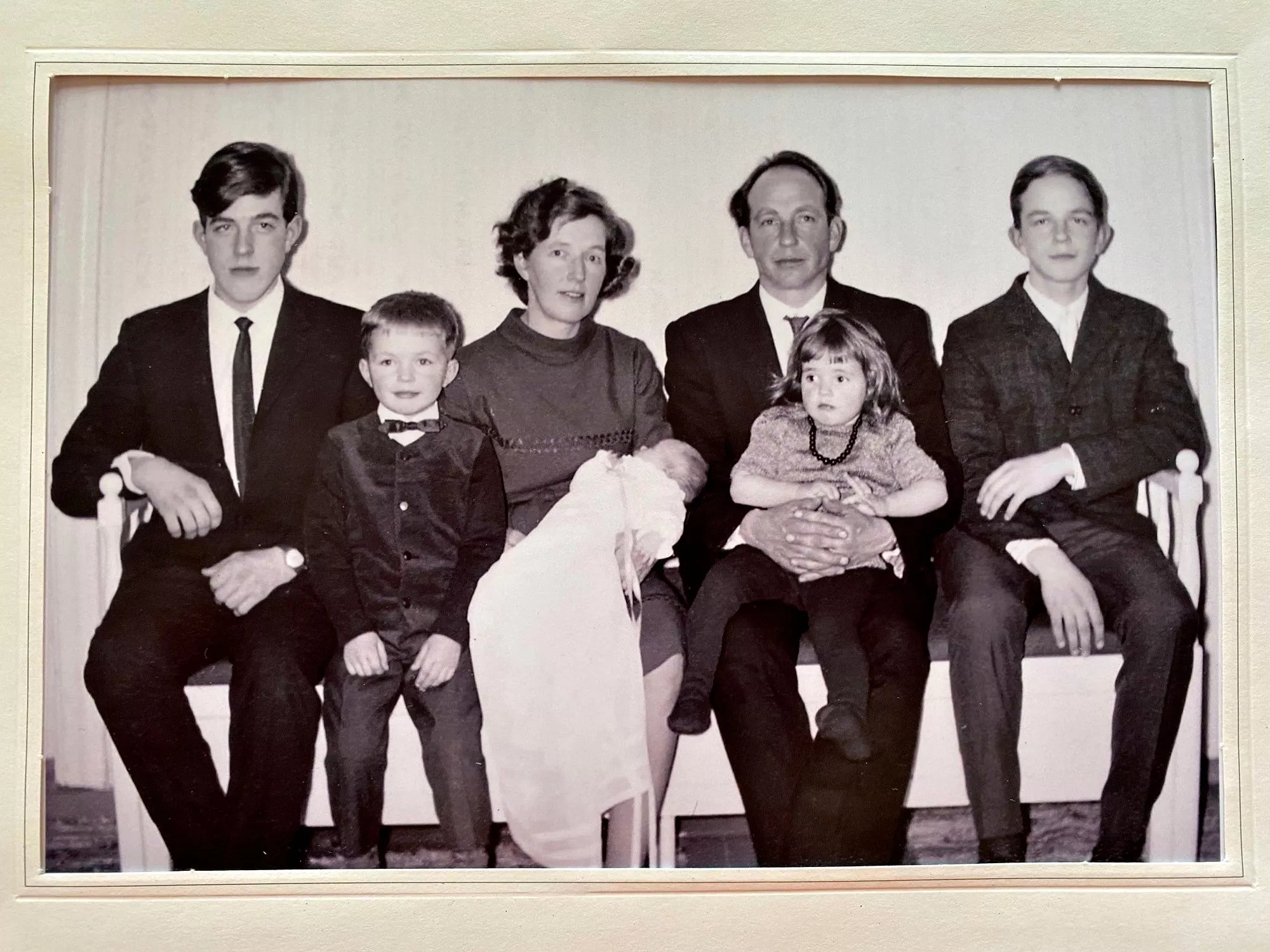Aino ja Lauri ­Tiluksen perhe 1960-luvun ­puolivälin jälkeen Himangalla.