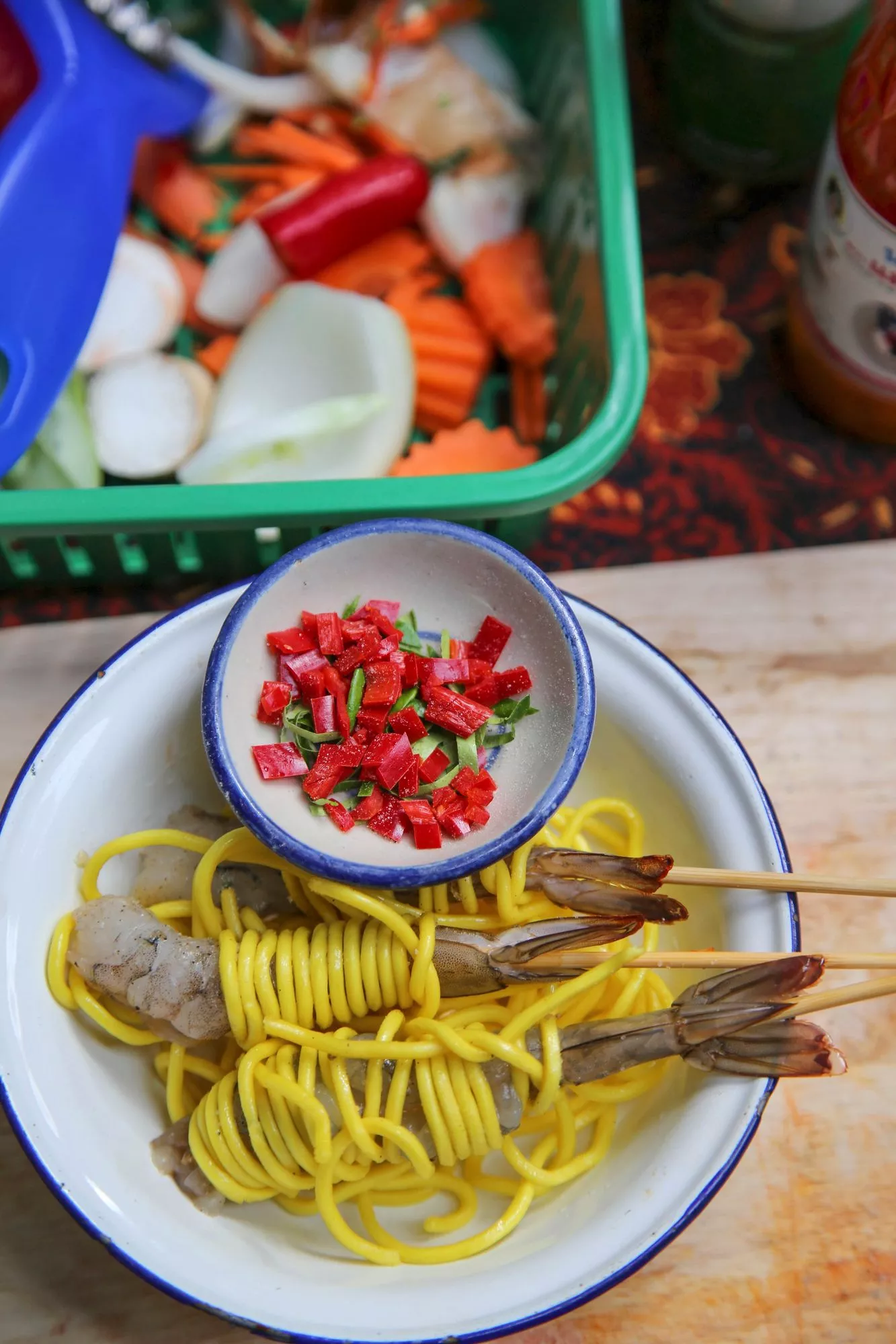 Thaimaa tarjoaa kokkikursseja, joita koronatilanne ei tällä haavaa peru. Mausteyrtit ja chilit kerätään omasta puutarhasta.