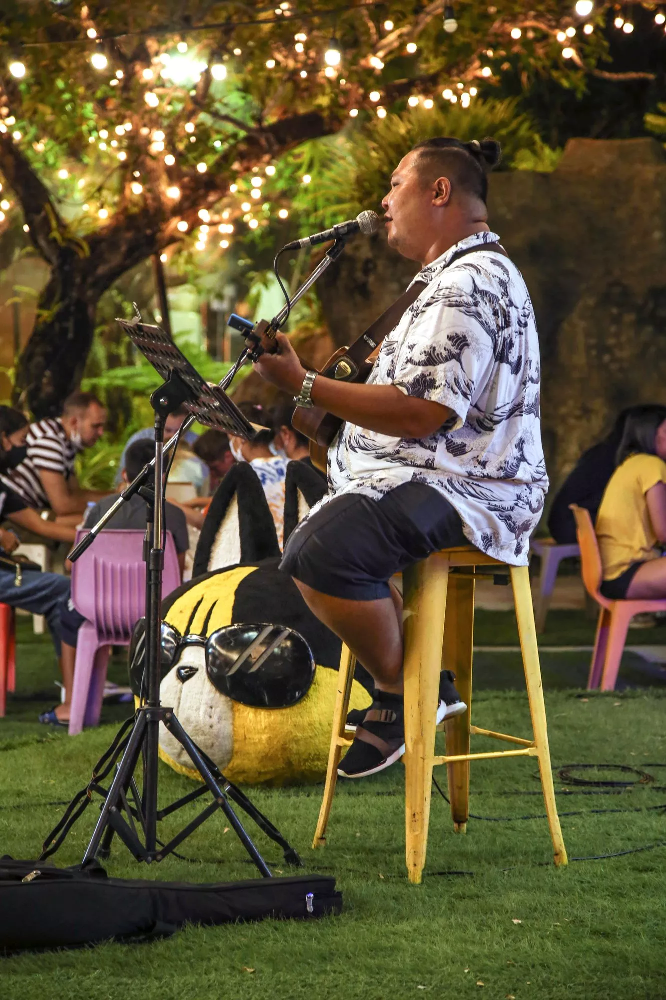 Muusikko viihdytti kävijöitä Phuketin Chillva-markkinoilla.