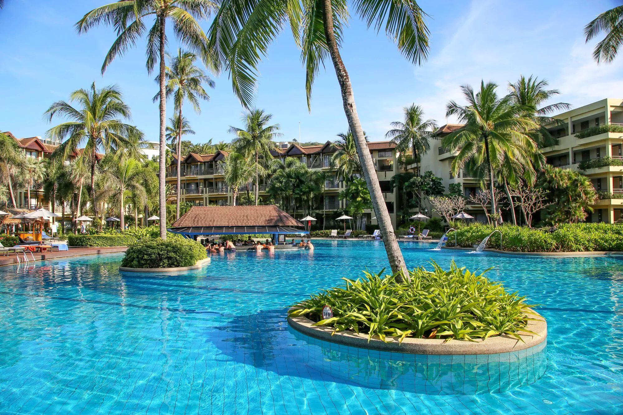 Thaimaa edellyttää turistilta SHA Extra Plus -sertifioi­tu hotellia. Phuket Marriott Resort & Spa täyttää vaatimukset.
