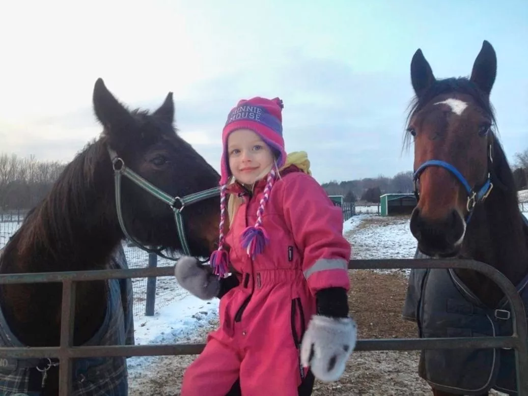Ilona-tytär on imenyt rakkauden hevosiin jo äidinmaidossa. Kuva Kanadan-vuosilta. 