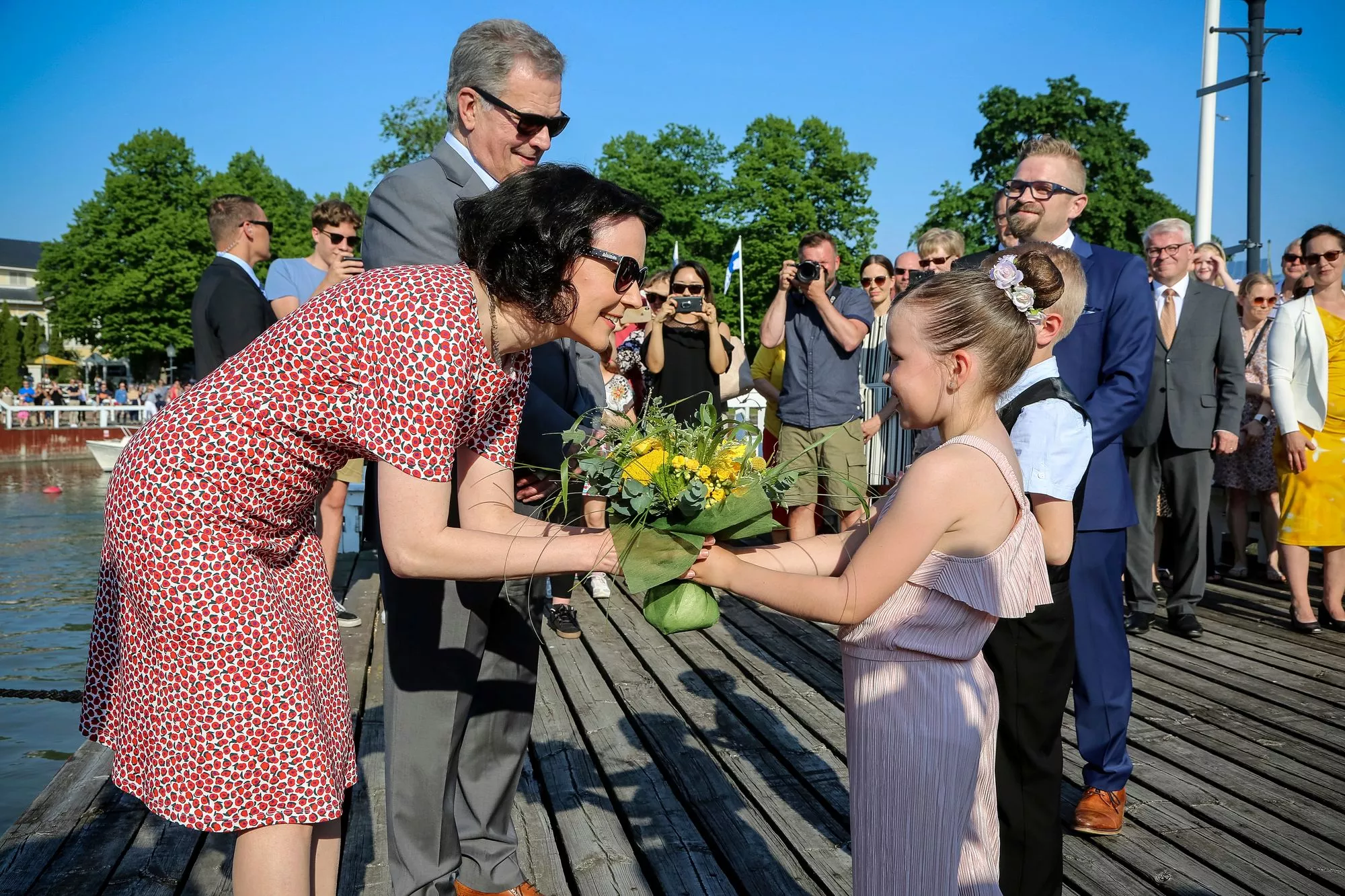 Merimaskun koulun oppilaat Lumi Mäki ja Jeremias Randell ojensivat kukkia Jenni Haukiolle presidenttiparin saapuessa Naantalin Kultarantaan kesällä 2019.