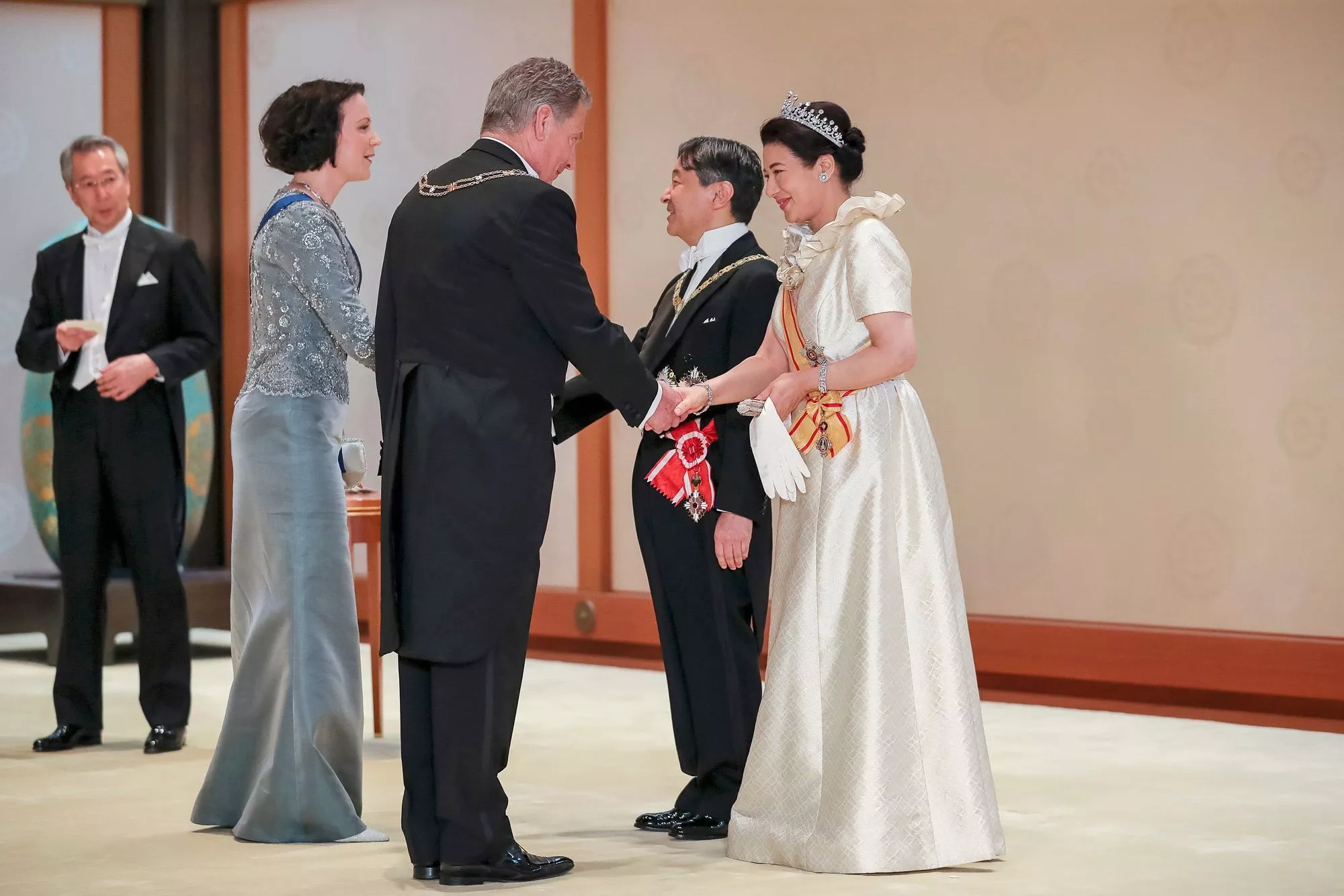Keisari Naruhito ja keisarinna Masako toivottivat presidentti Sauli Niinistön ja rouva Jenni Haukion tervetulleiksi juhlapäivälliselle keisarillisessa palatsissa Tokiossa. 