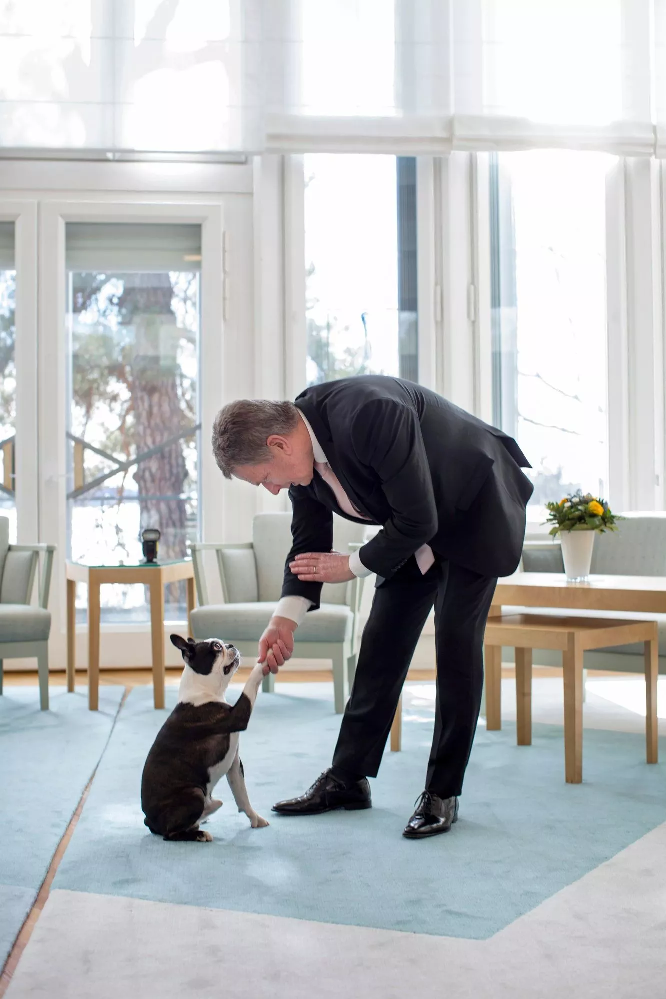 Lennu tunsi tavat ja protokollan. Tässä paiskataan kättä presidentin virka-asunnossa Mäntyniemessä. Nyt perheessä on uusi koira, tenderfieldinterrieri Osku.