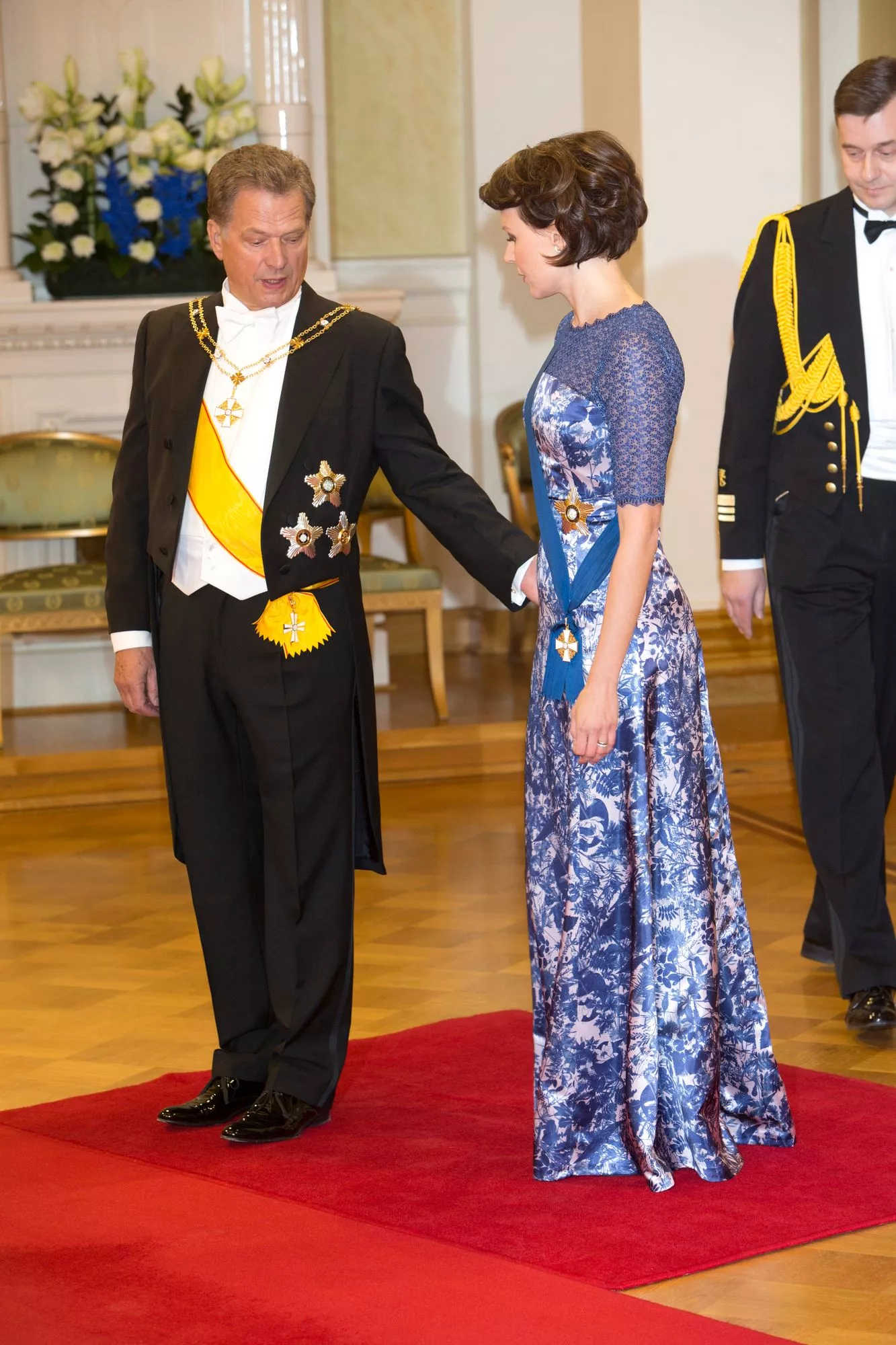Emännöidessään ensimmäisen kerran Linnan juhlia Jenni Haukio valitsi ylleen Paola Suhosen suunnitteleman iltapuvun. Myöhemmin hän käytti pukua muun muassa valtiovierailulla Tanskassa. 