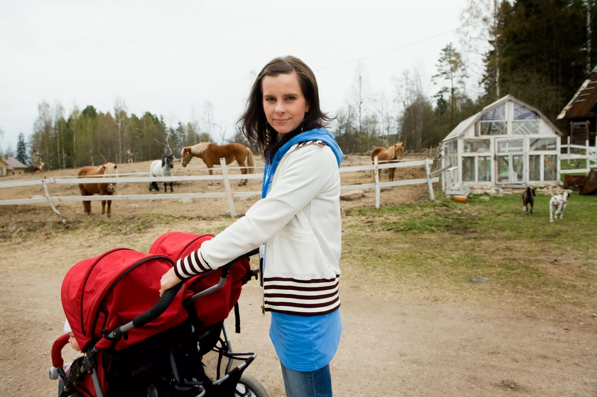 Vuonna 2009 Olga Temosella oli työnnettävänään Helga-vauva ja samanikäinen sijoitettu tyttö. 