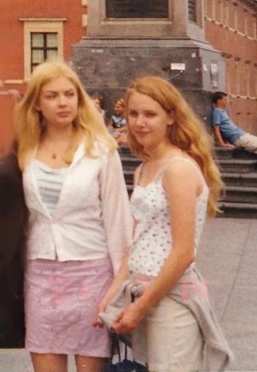 Mai ja Saila lomalla Sveitsissä vuonna 1998.
