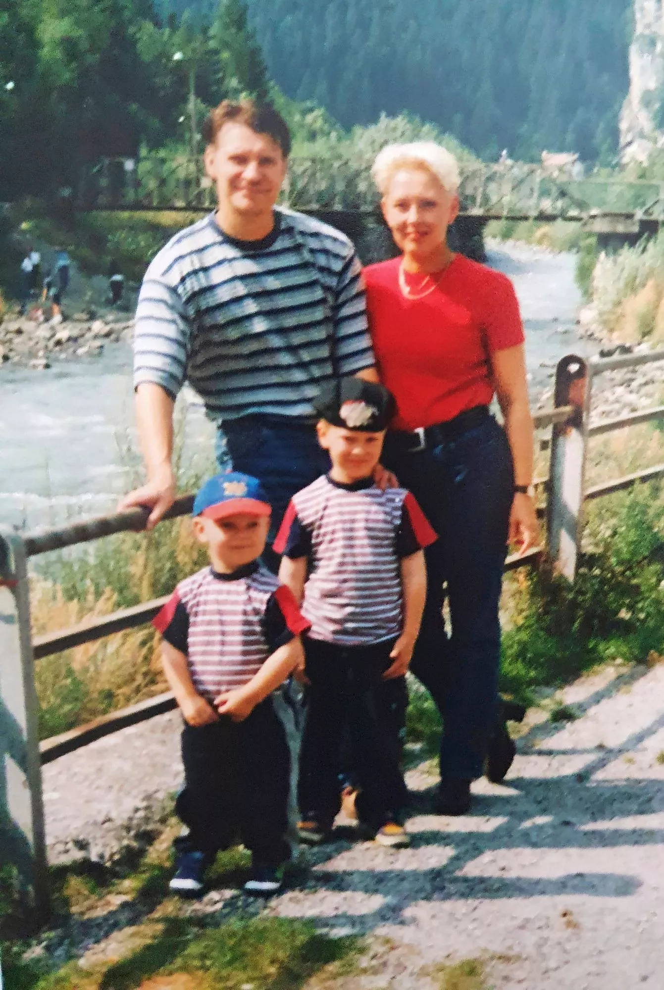 Jalosten perhe italialaisessa pikkukylässä 1998. Jimi oli 2-vuotias, Jesper 4. 