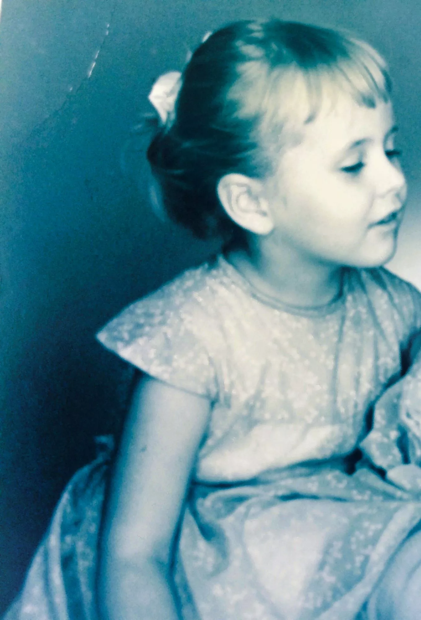Maarit Hurmerinta 3-vuotiaana mekossaan ja poninhännässään. Laulajan ammatti oli unelmana pienestä saakka. 