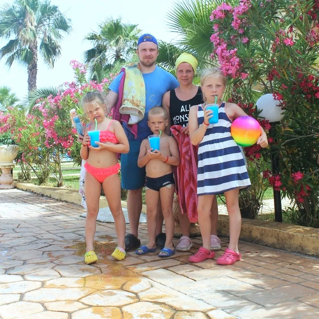 Karjalaisten perhe lomalla Korfulla kesällä 2016.