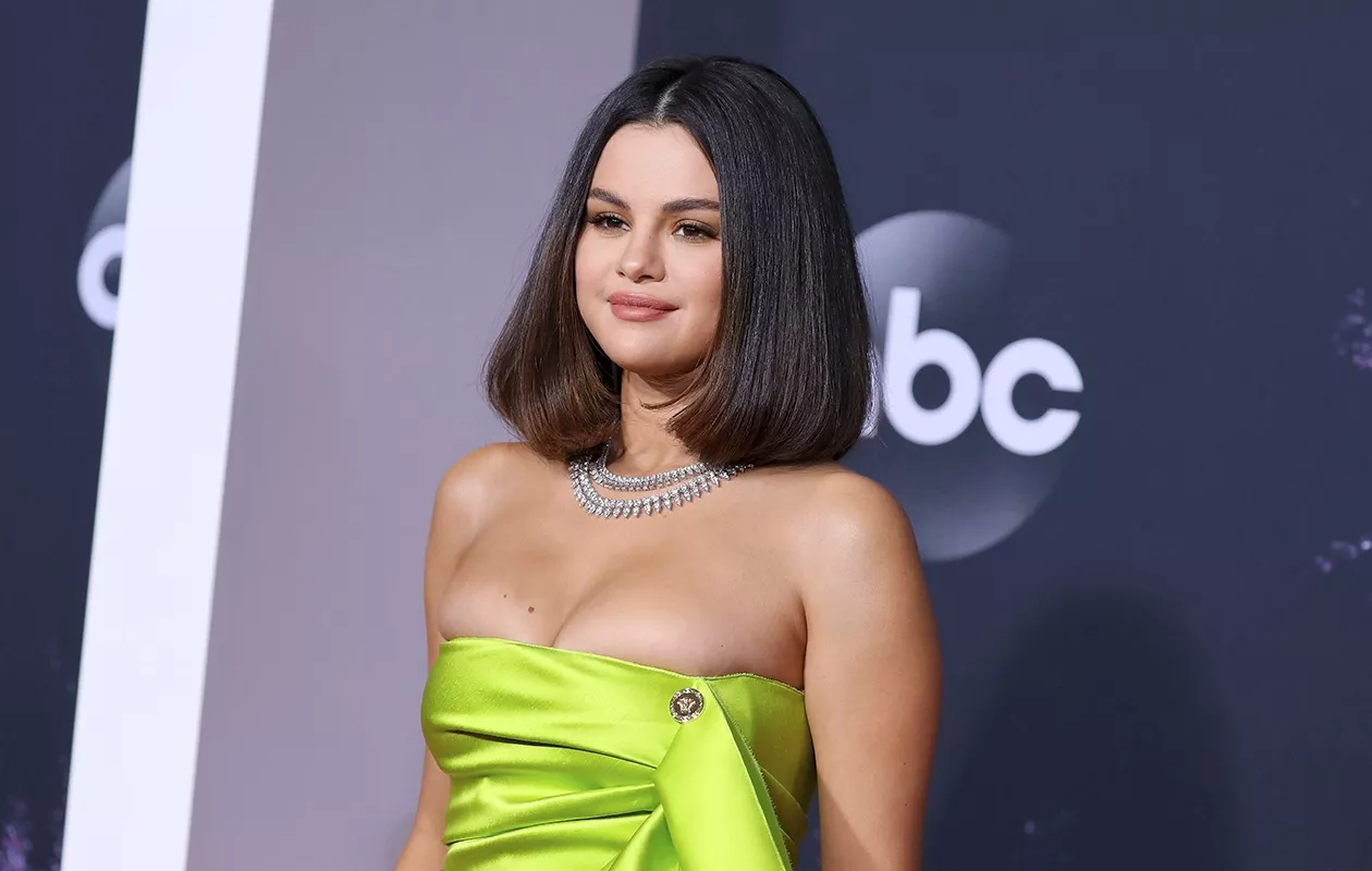 Näyttelijä Selena Gomez on jakanut tuuhean polkkansa aina muodikkaalla keskijakauksella.