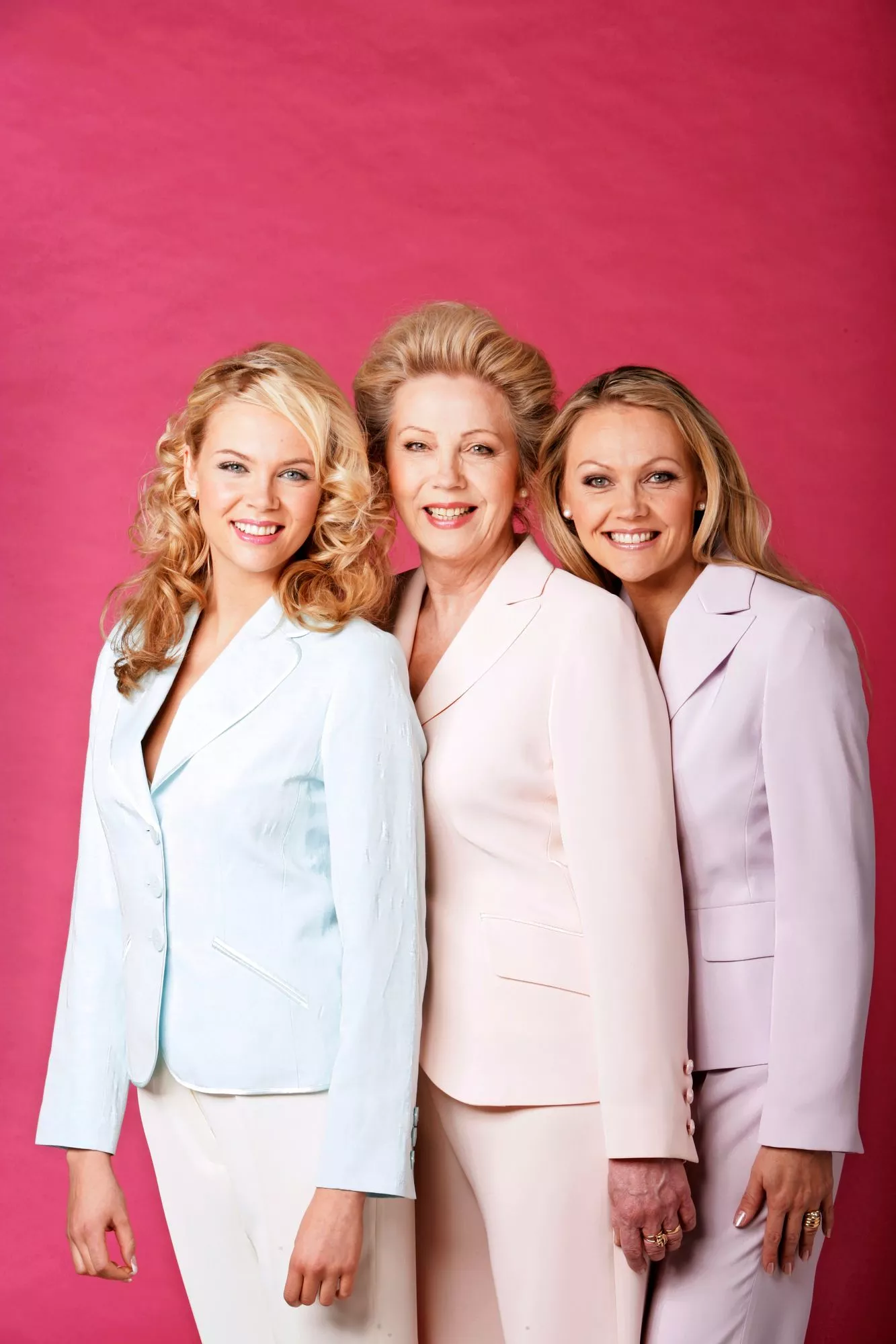 Äiti Kaarina Laine poseerasi tyttäriensä Susannan ja Tiinan kanssa vuonna 2005.