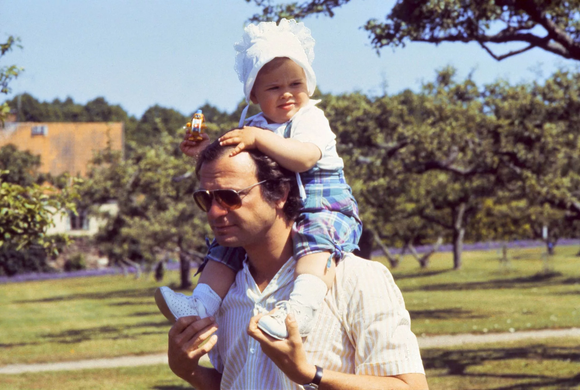 Yksivuotias kuningasperheen kuopus kävelyllä isän kanssa Sollidenin linnan puistossa.