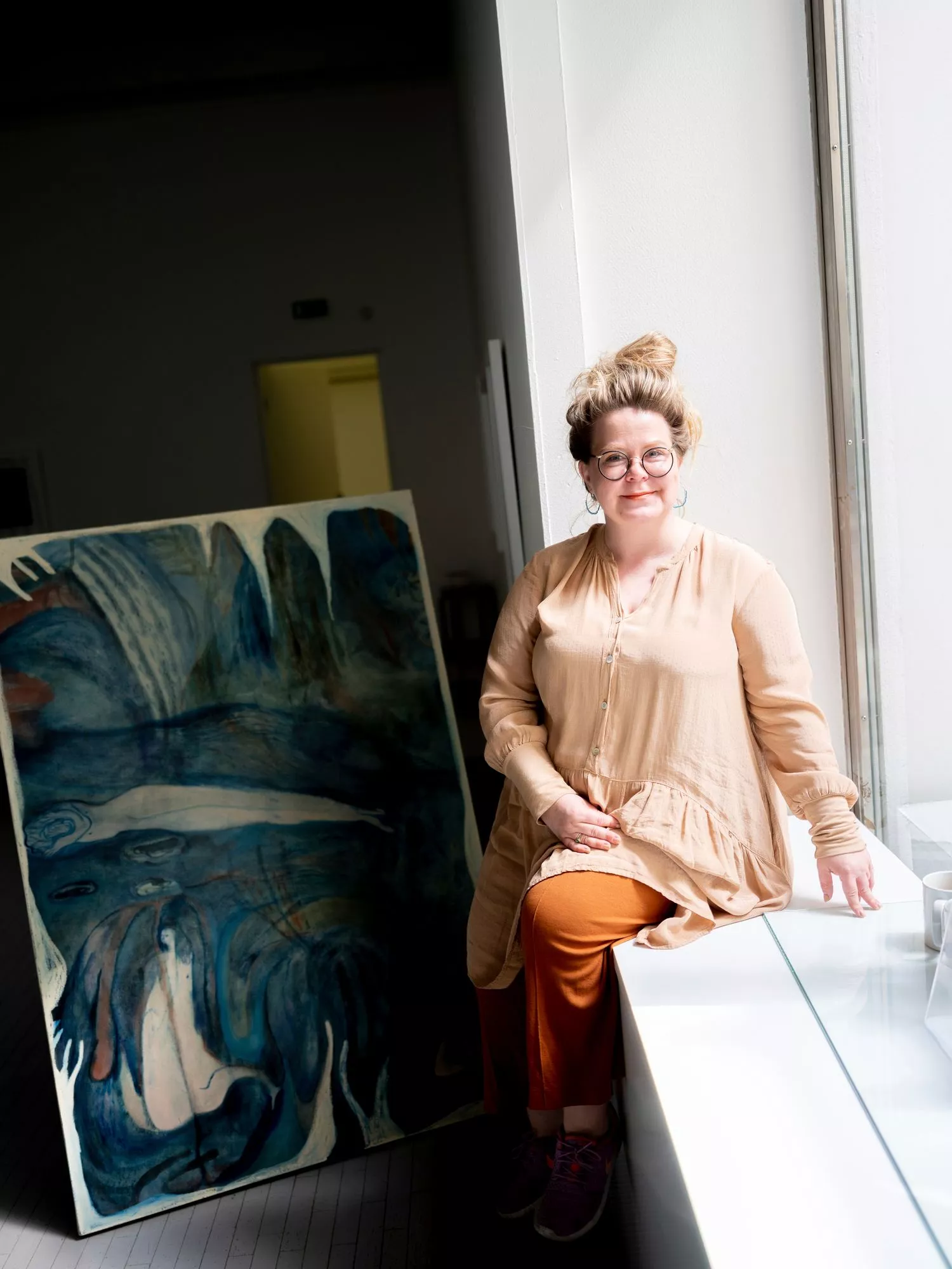 Alina Mänttäri ostaa taidetta kotiinsa. Kuvassa tuore hankinta, Niina Villanuevan öljyvärimaalaus Loistavien kouristusten meri.