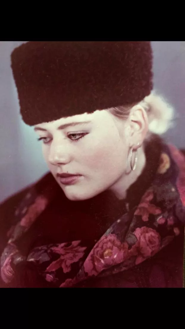 19-vuotiaana Elena otatti Leningradissa kuvan itsestään muistoksi vanhemmilleen.