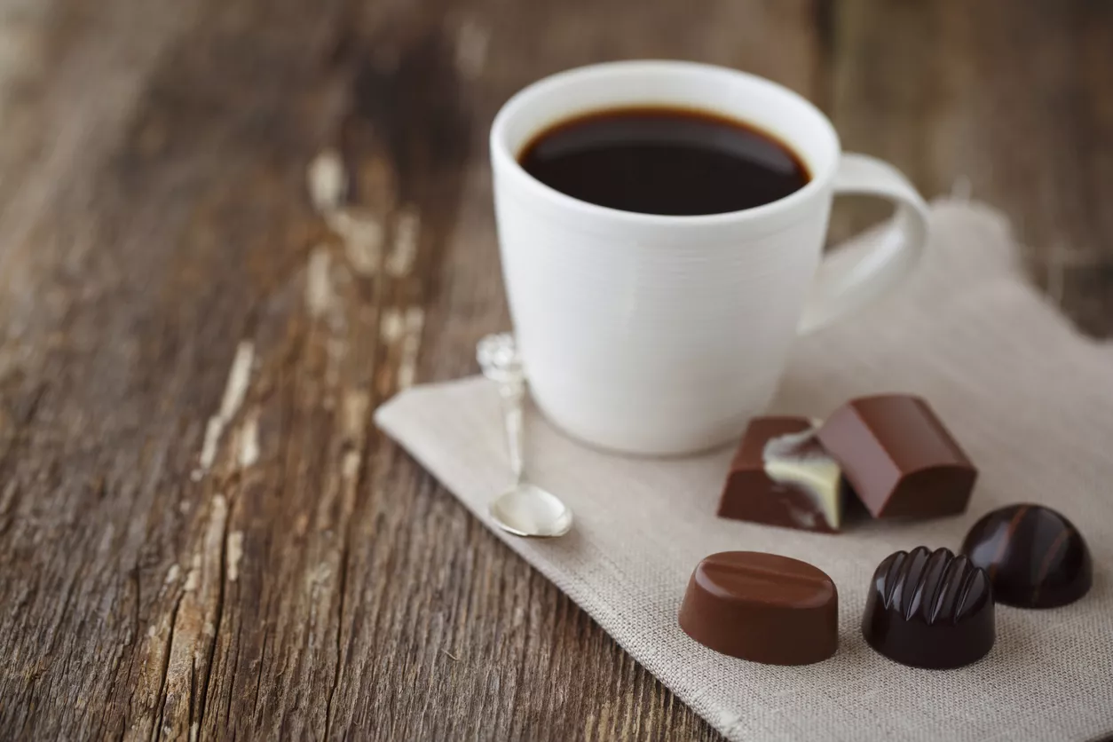 Kahvi ja suklaa voivat aiheuttaa närästysoireita.