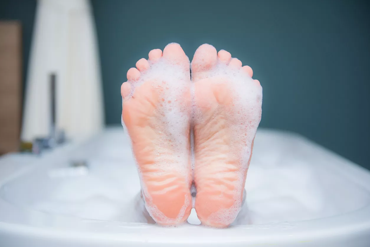 Naisen jalat pilkistävät kylpyammeesta: paras tapa varmistaa, ettei jalkasieni iske, on huolehtia hyvästä hygieniasta.