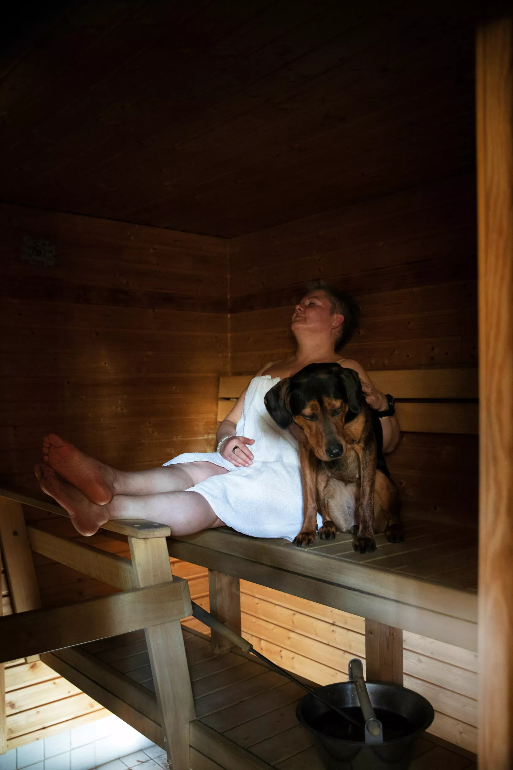Saunojat, Taru Lehtonen saunoo koiransa kanssa.