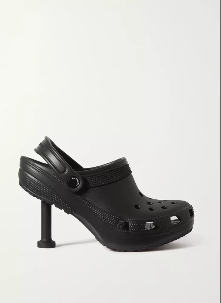 Kuvassa Balenciagan crocs-sandaalit. 
