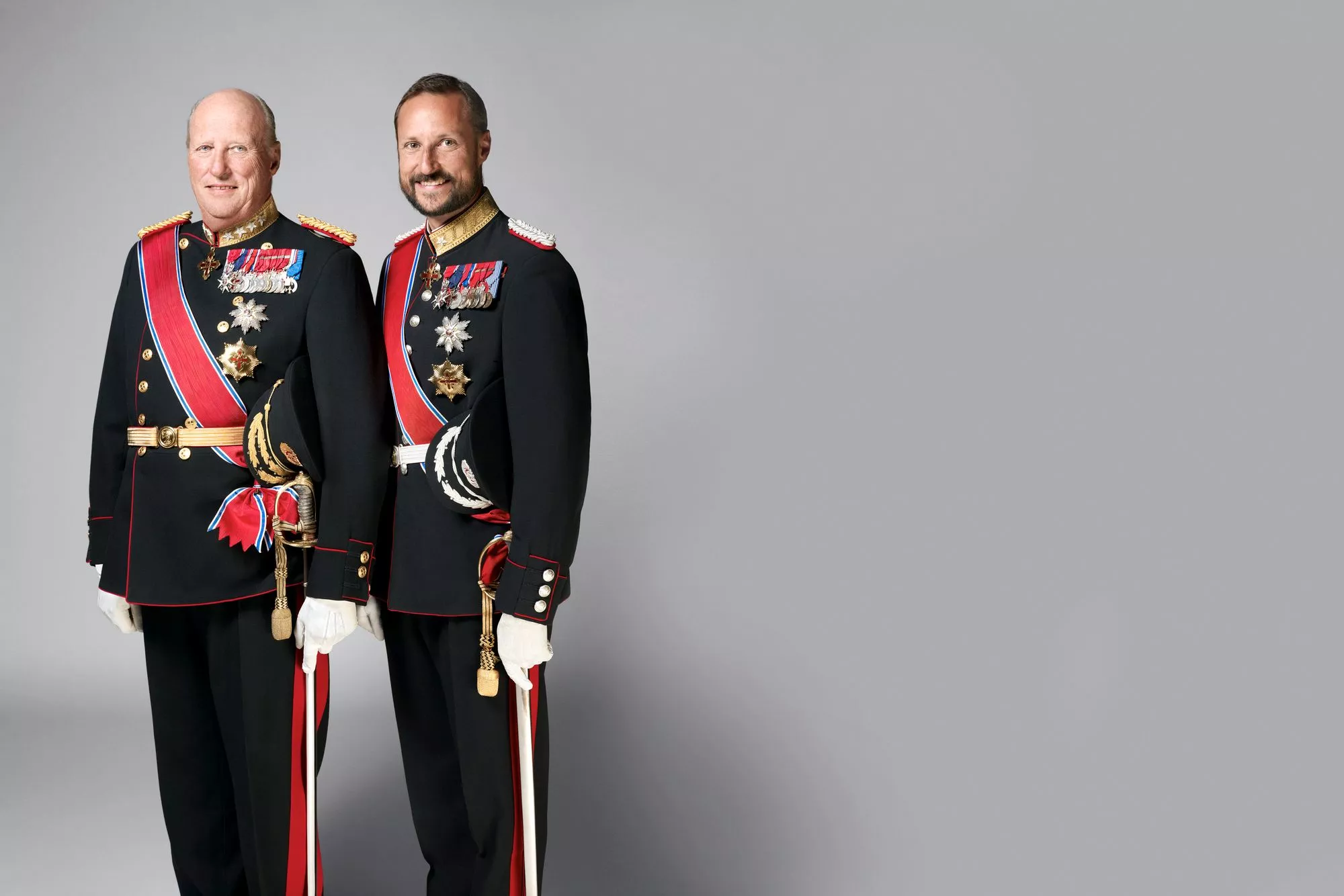 Kuningas Harald V ja kruununprinssi Haakon ovat kulkeneet samankaltaisen tien. Molemmat ovat taistelleet rakkautensa puolesta ja haluavat kehittää Norjasta entistäkin modernimman maan.
