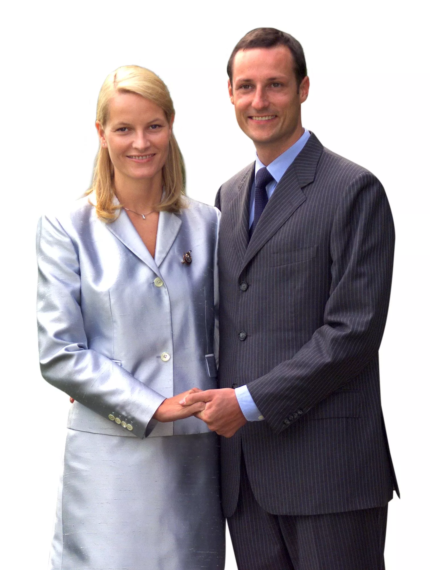 Kruununprinssi Haakon ja Mette-Marit Tjessem Høiby huokuivat onnea lehdistötilaisuudessa elokuussa 2001, muutama päivä ennen häitään. 