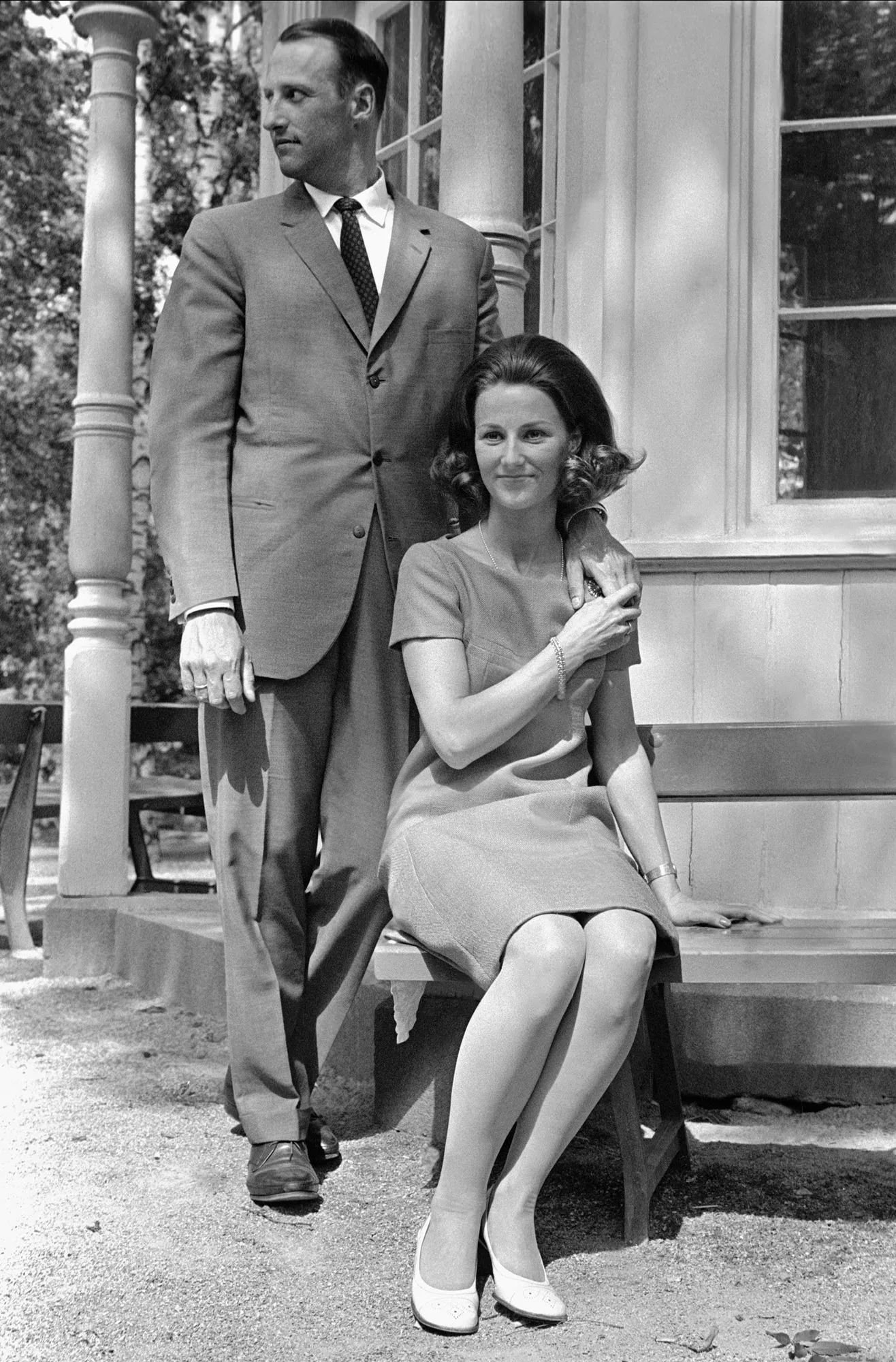 Vuonna 1968 Harald avioitui rakastettunsa Sonja Haraldsenin kanssa. Keskiluokkaista morsiankandidaattia ei ensin haluttu hyväksyä kuninkaalliseen sukuun. Kuva: 
