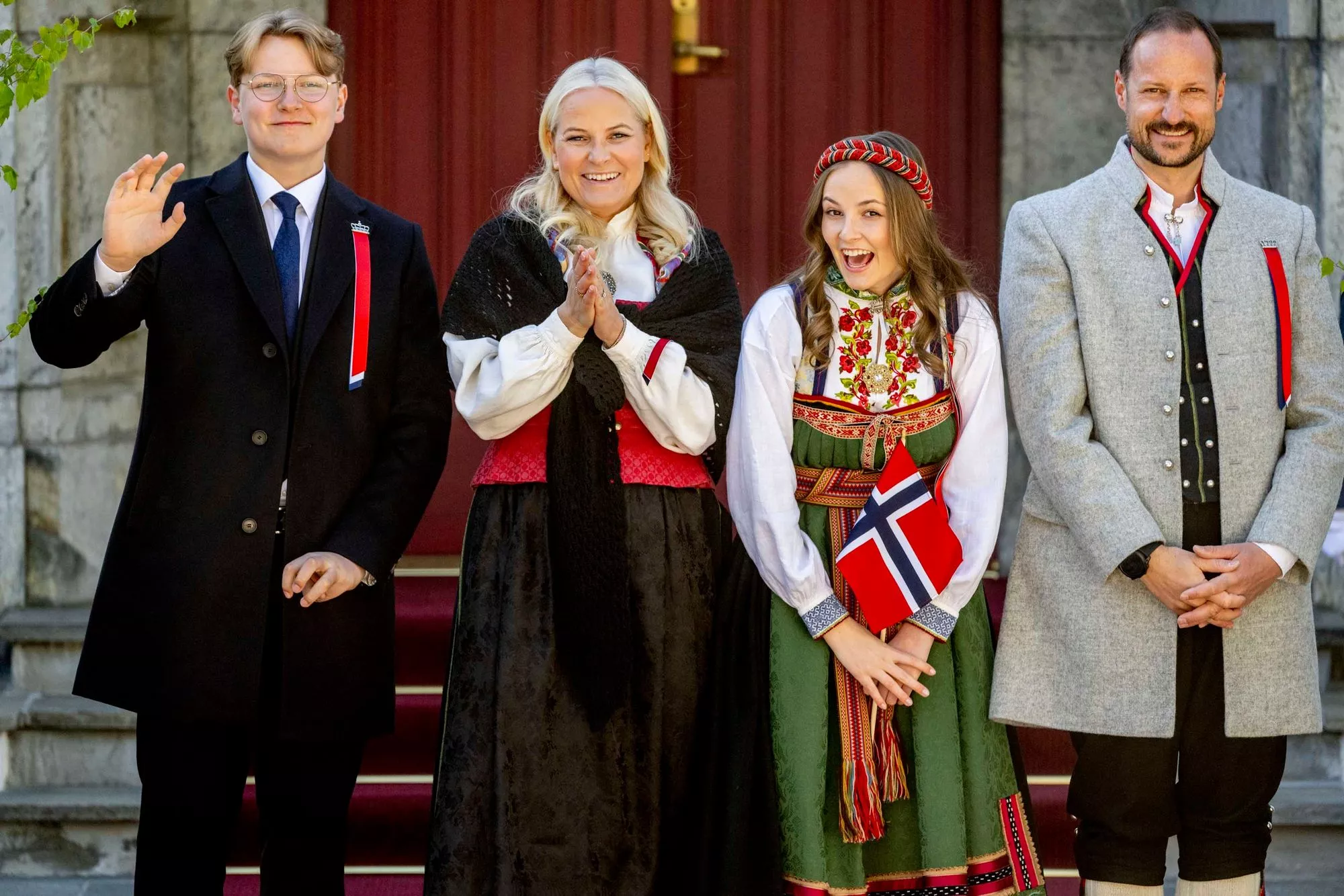 Norjan raikkaat, nuoret kasvot. Kruununprinssipari, prinssi Sverre Magnus ja prinsessa Ingrid Alexandra edustavat modernia Norjaa, jossa kuitenkin myös vaalitaan perinteitä.