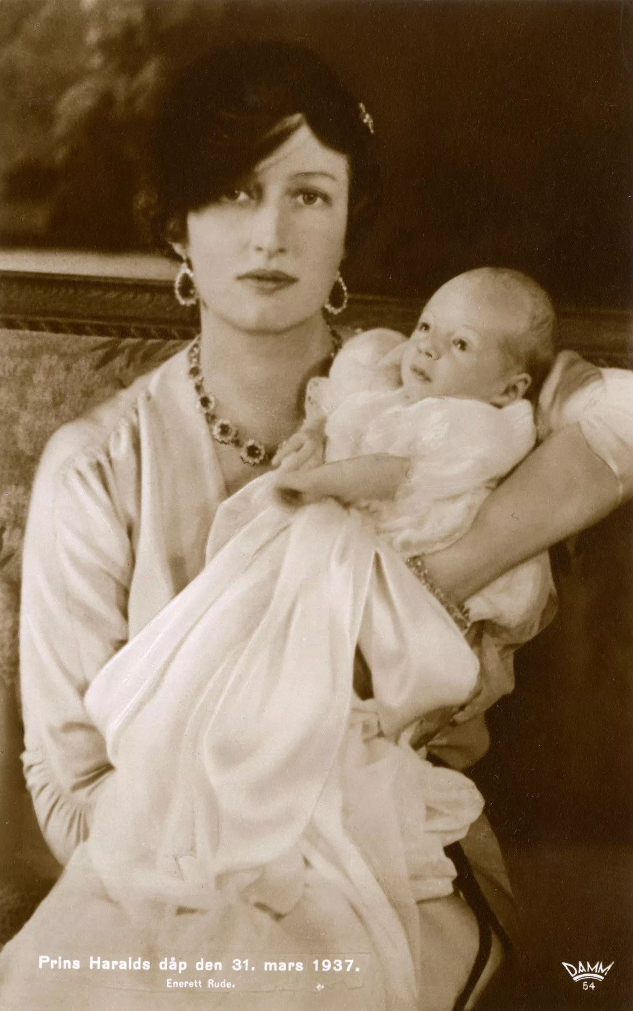 Kauneudestaan kuulu prinsessa Märtha Harald-vauvan kanssa vuonna 1937.