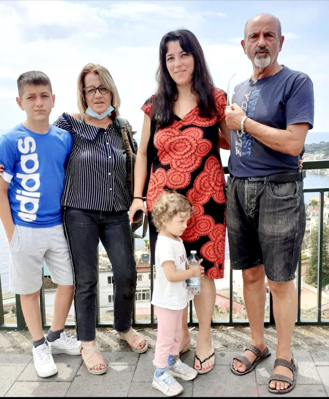 Carmen vanhempien­sa ja lastensa kanssa lomalla Napolissa. 