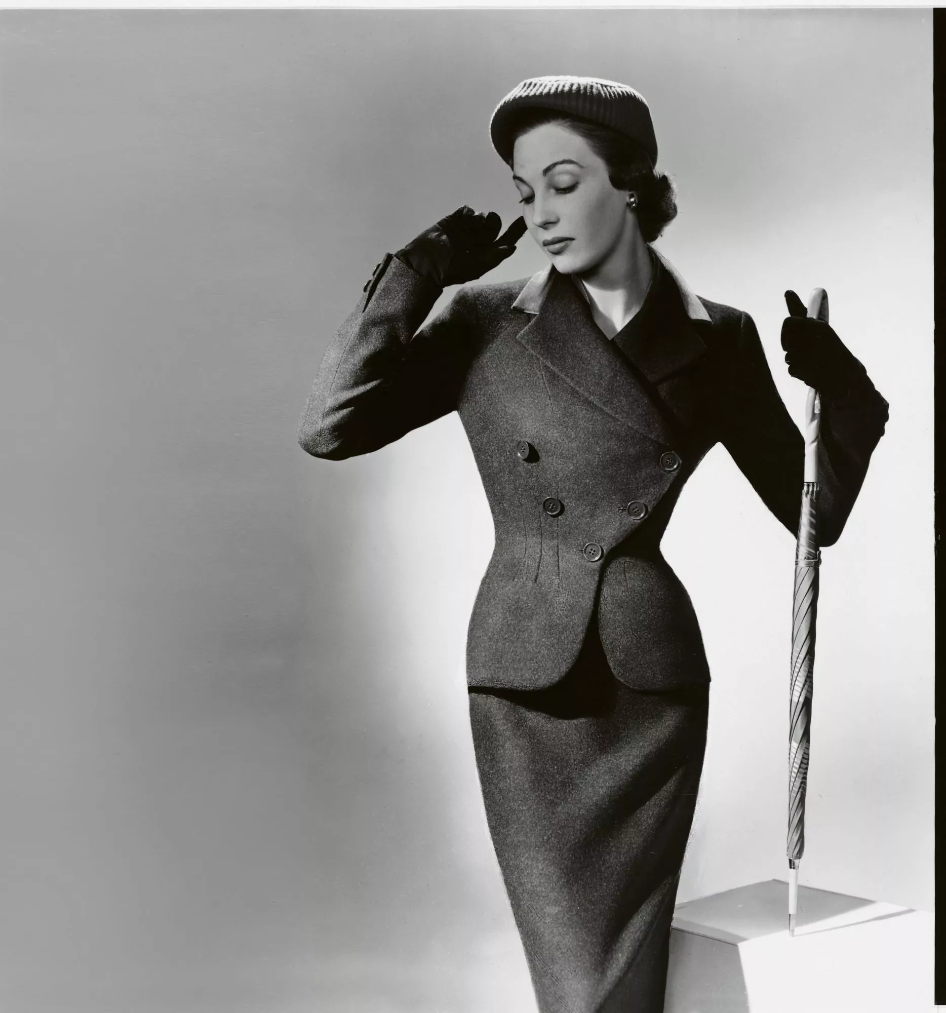 1950-luvun virkanainen pukeutui asialliseen jakkupukuun. Huomaa kapea vyötärö.