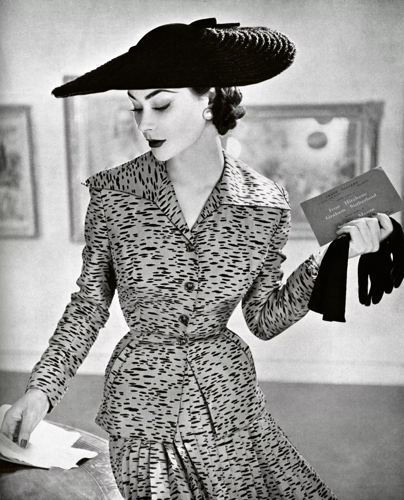 Tiimalasisiluet­ti oli muodikas 1950-luvulla. Se saatiin aikaan muun muassa puristavilla housuliiveillä. 