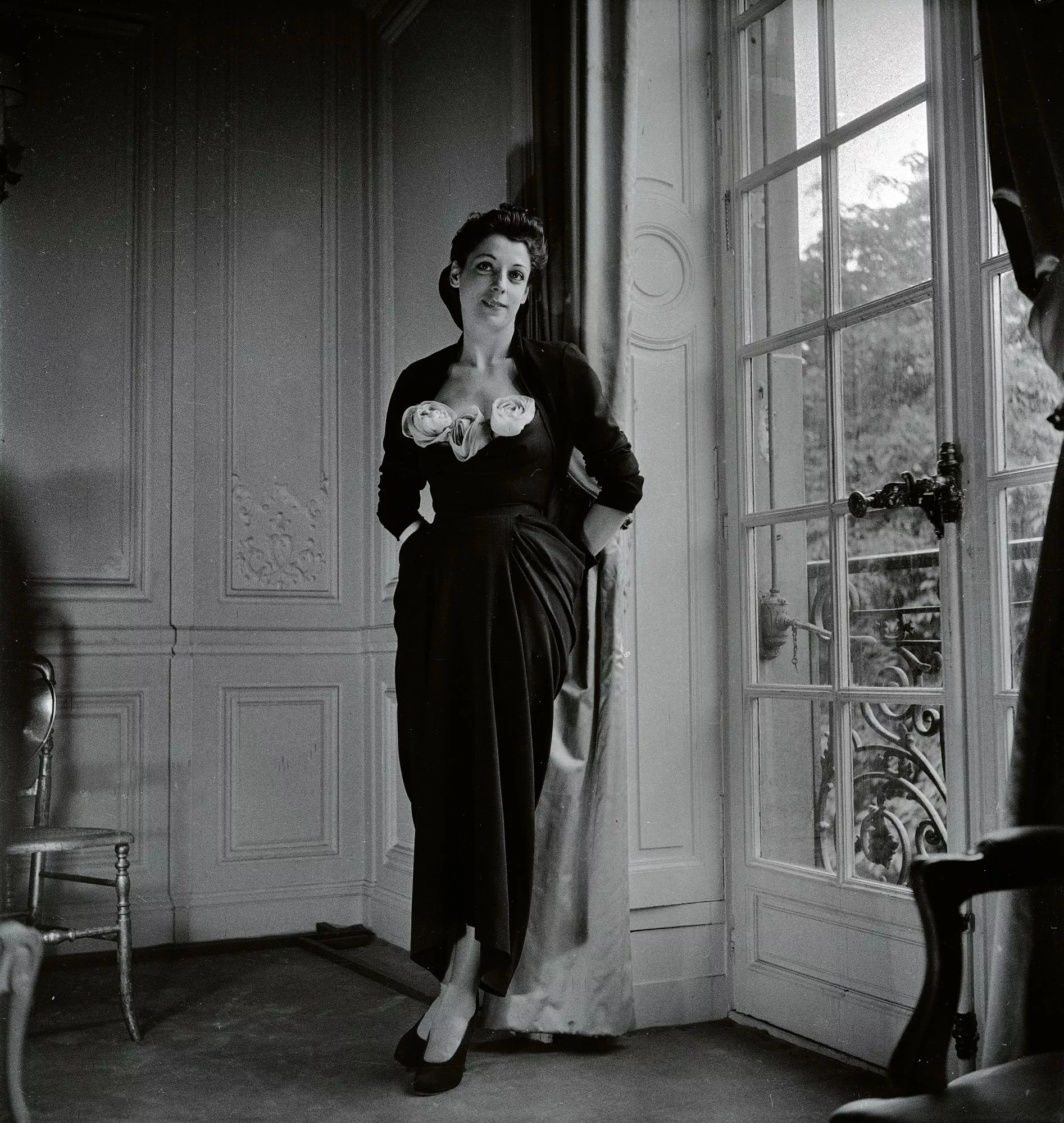 Toisen maailmansodan jälkeen naisellinen muoti toi poven ja uuman taas esiin. Kuvassa oopperalaulaja Denise Duval Christian Diorin suunnittelemassa asussa vuonna 1947.