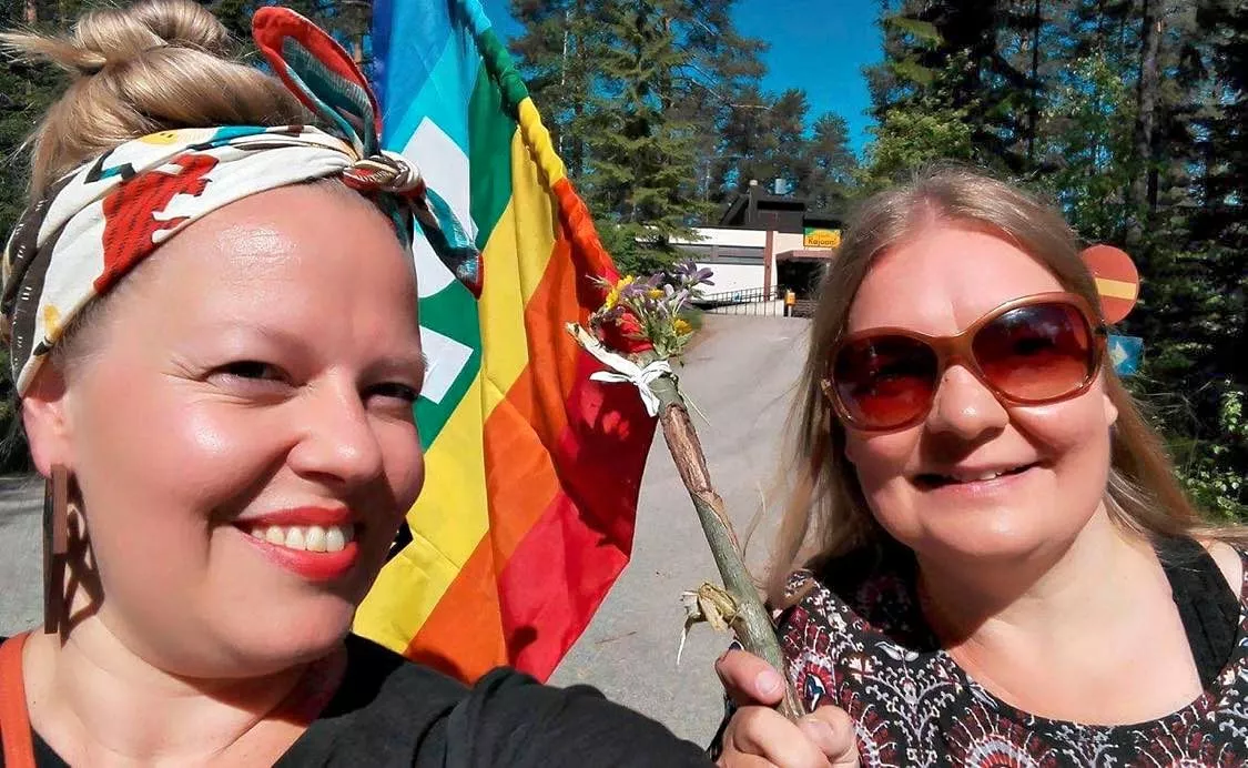 Hannele Cantell ja kuorokaveri Anna Paju juhlistivat Pridea Kajaanin Runoviikon yhteydessä 2017.