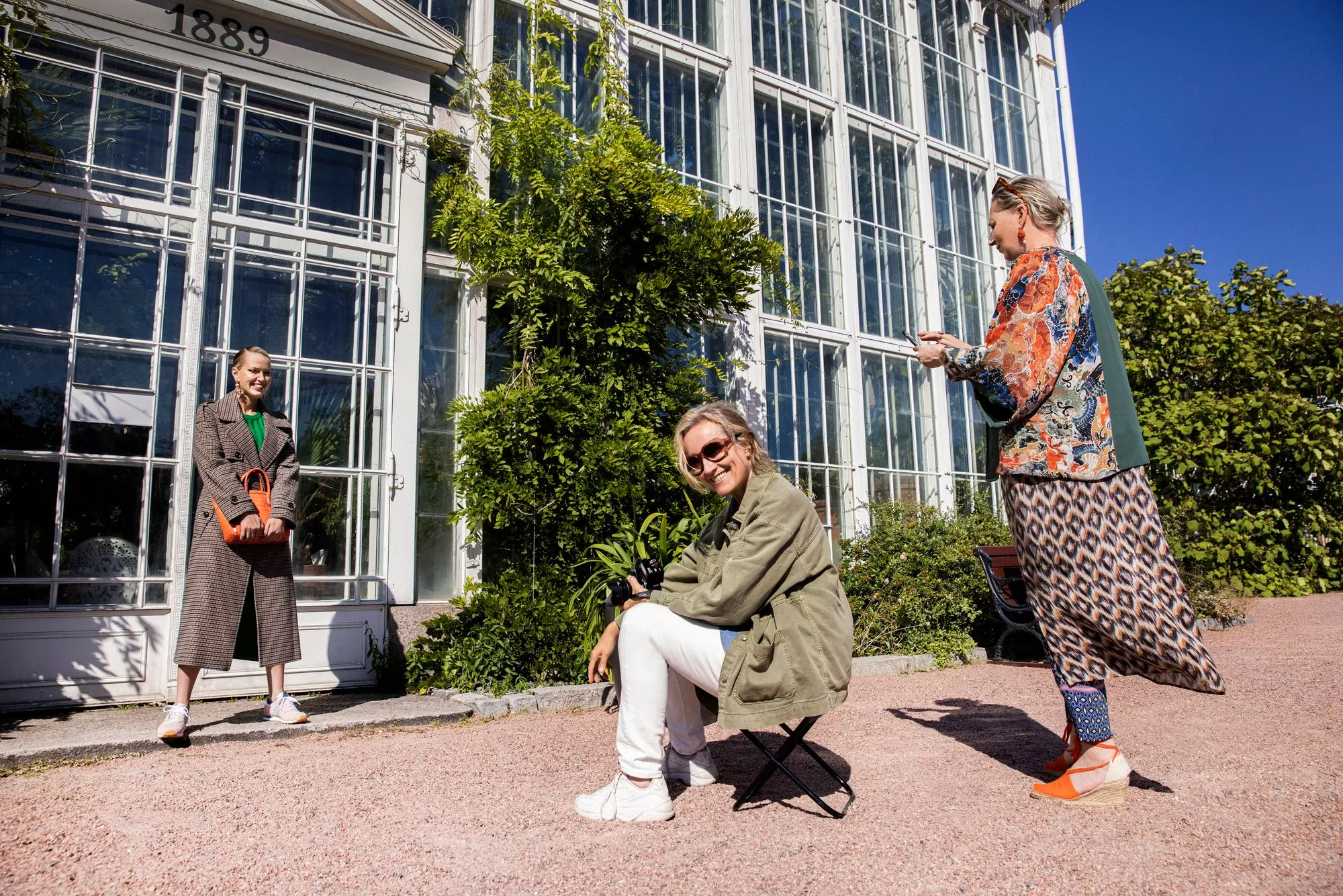 Piritta Hagman (vas.) Marica Rosengårdin (kesk.) ja Liisa Kokko takkimuotijutun kuvauksissa.