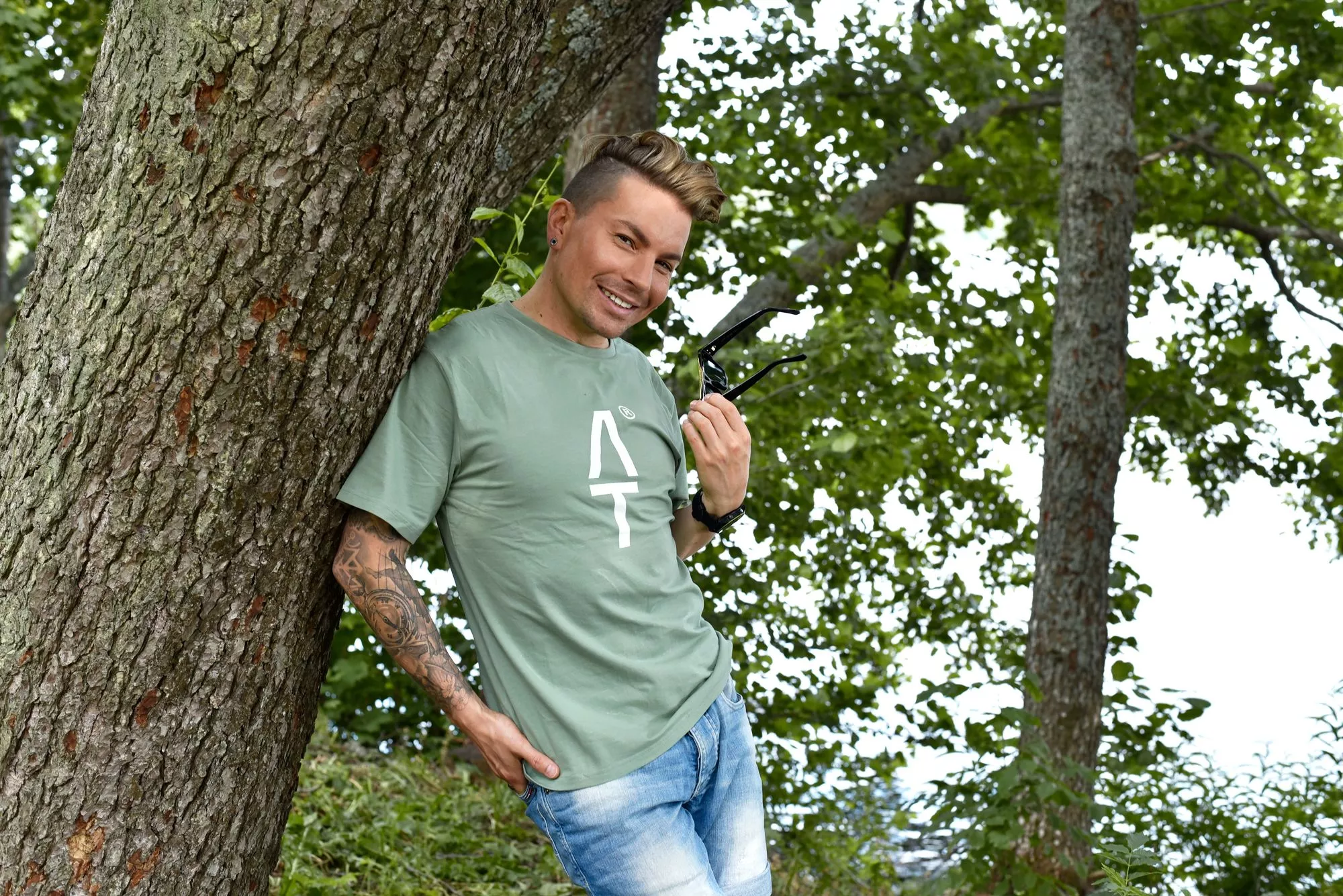 Antti Tuisku tunnistetaan Suomessa kaikkialla. Hän on pyrkinyt löytämään paikat, joissa ihmiset ovat tottuneita hänen läsnäoloonsa. 