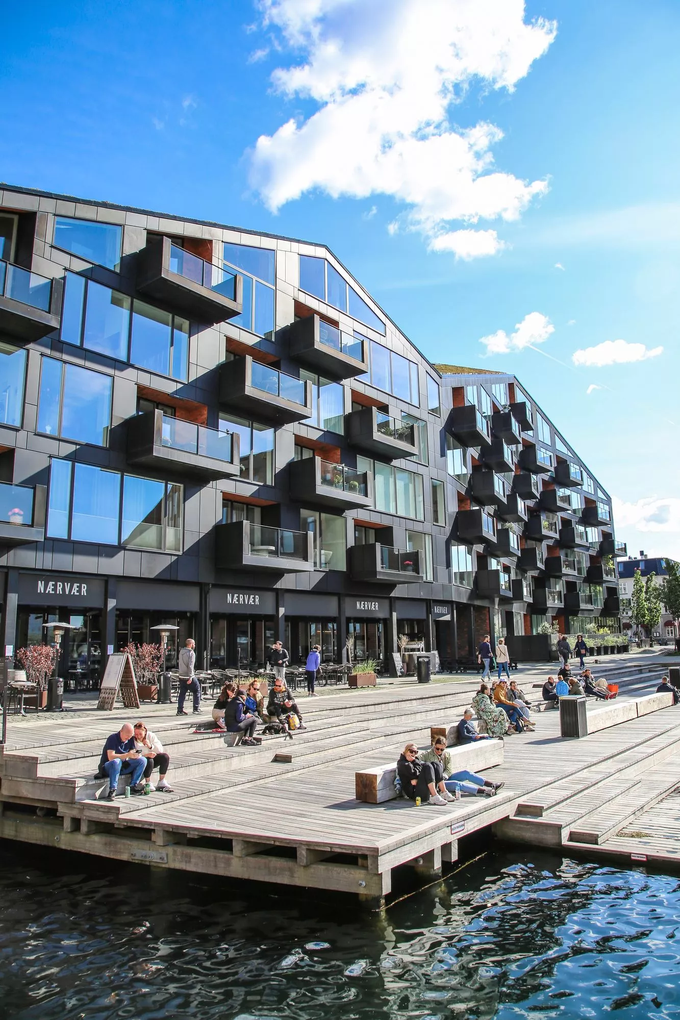 Christianshavnin vanhoihin kortteleihin on noussut viime vuosina modernia arkkitehtuuria. Uudempi Kööpenhamina on lapsiperheiden suosiossa. 