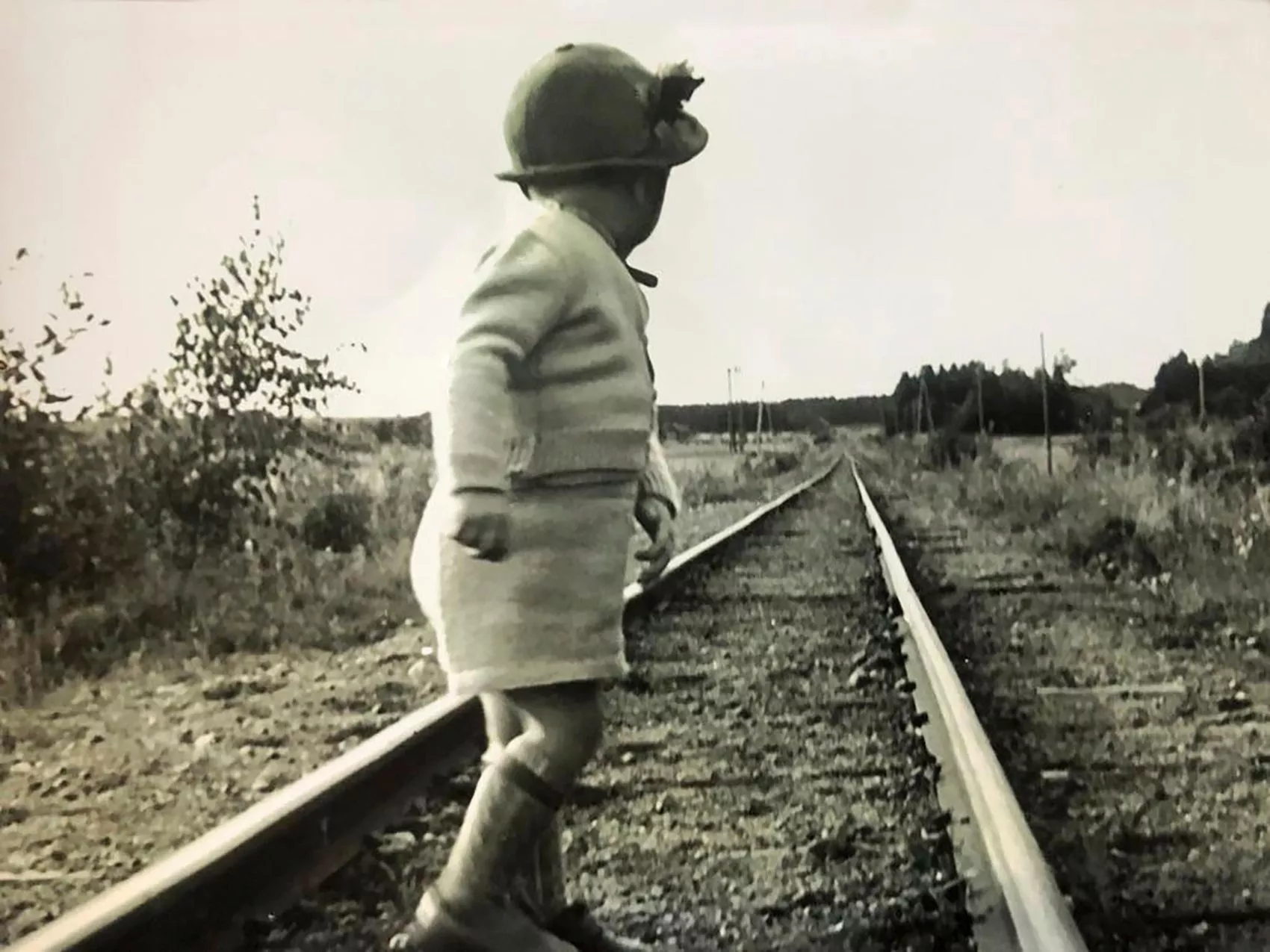 Tommy Hellsten katselee lapsuuskuvaansa päivittäin. – Nuo 1950-luvun lastenvaatteet näyttävät nykyajasta katsottuna koomisilta. 