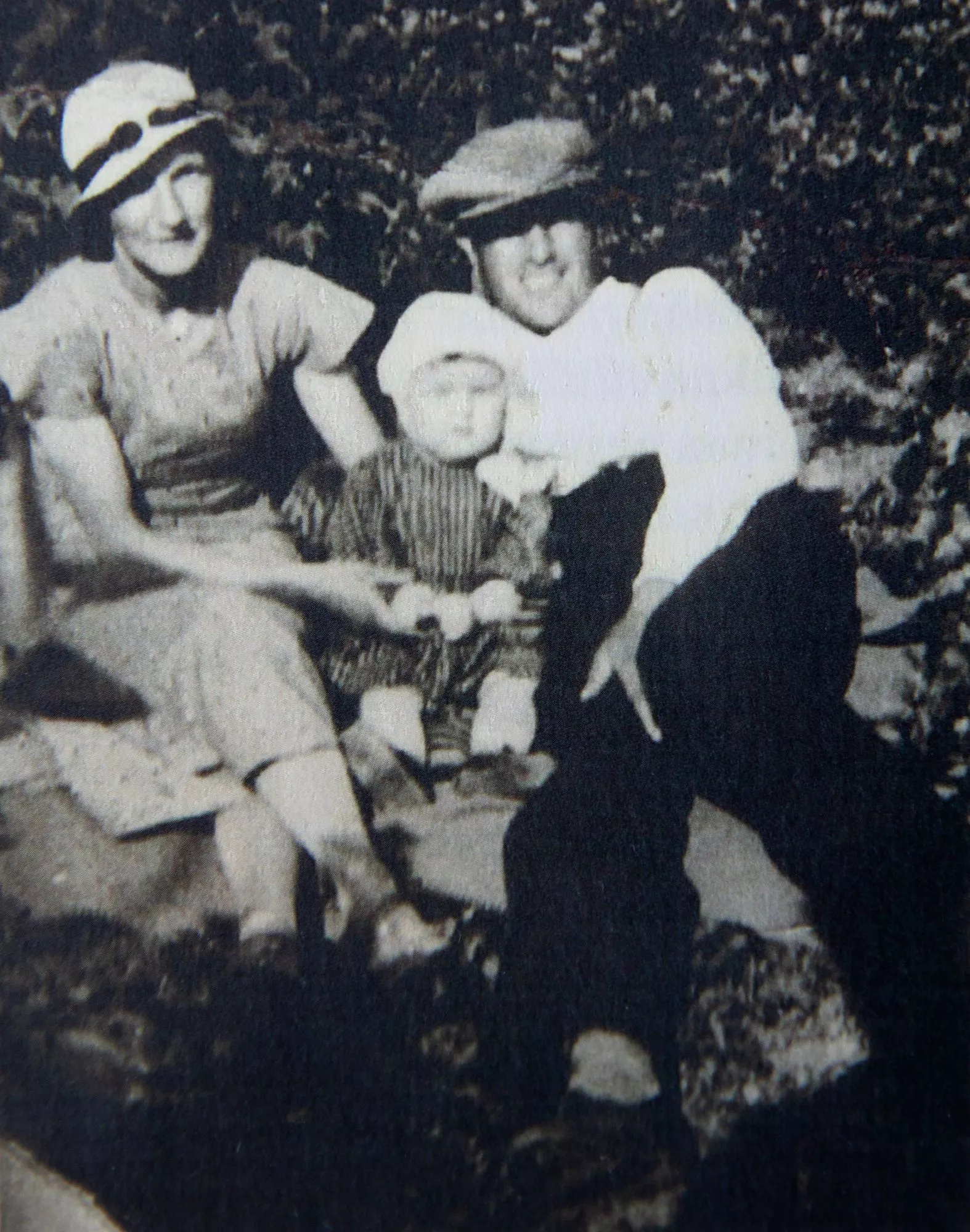 Ensimmäinen kuva Sirpasta alle vuoden ikäisenä äidin ja isän välissä kotipihalla.