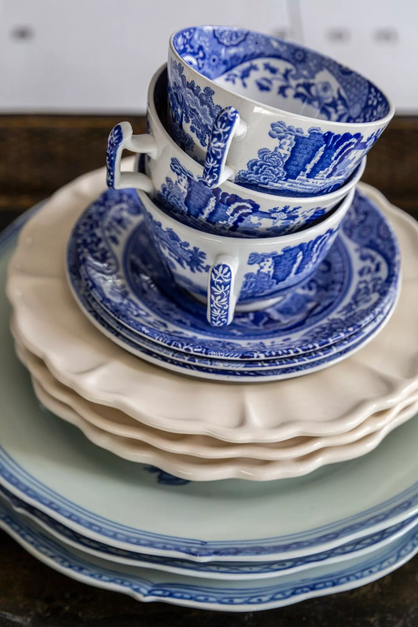 Sinikuvioiset kahvikupit ovat Spoden mallistoa. Niihin sopivat kauniisti Ikean 1700-sarjan ruoka­lautaset. 