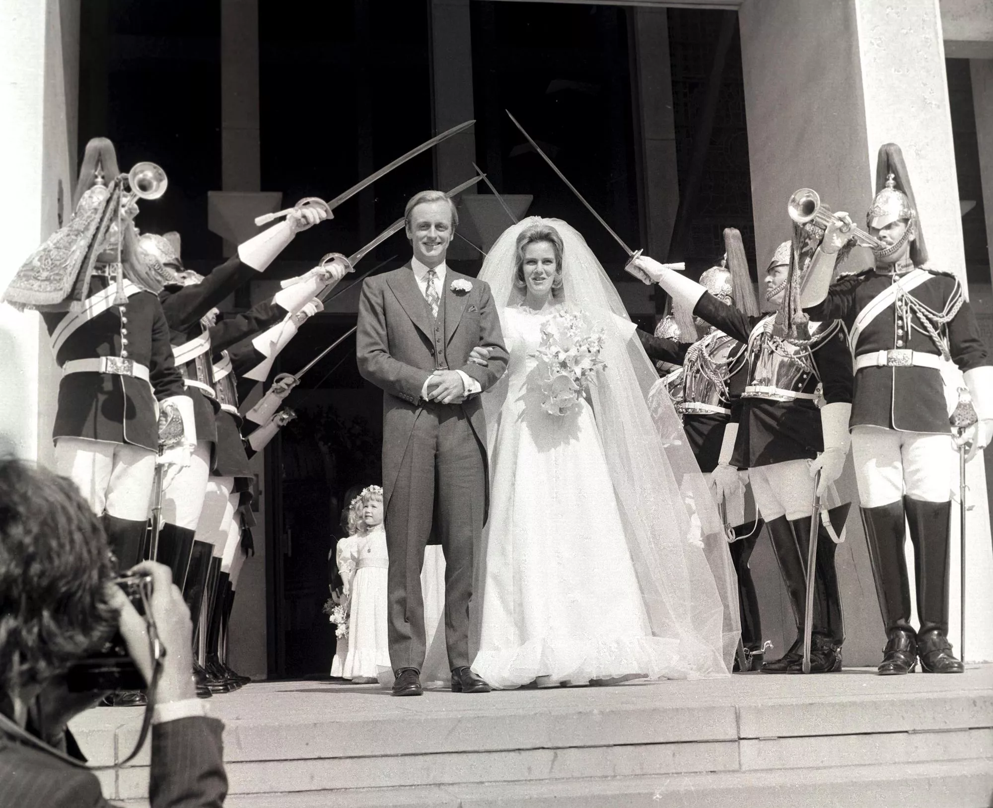 Camilla solmi avioliiton Andrew Parker Bowlesin kanssa 1973. 