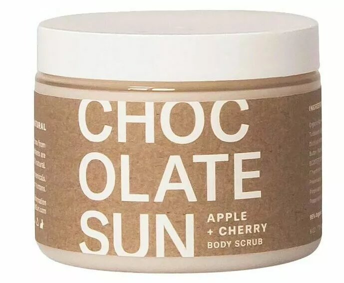 Chocolate Sun Apple + Cherry Body Scrub on luonnonkosmetiikkaa, ja sen ainesosat ovat peräisin luomuviljelijöiltä, 178 ml 24 e. 