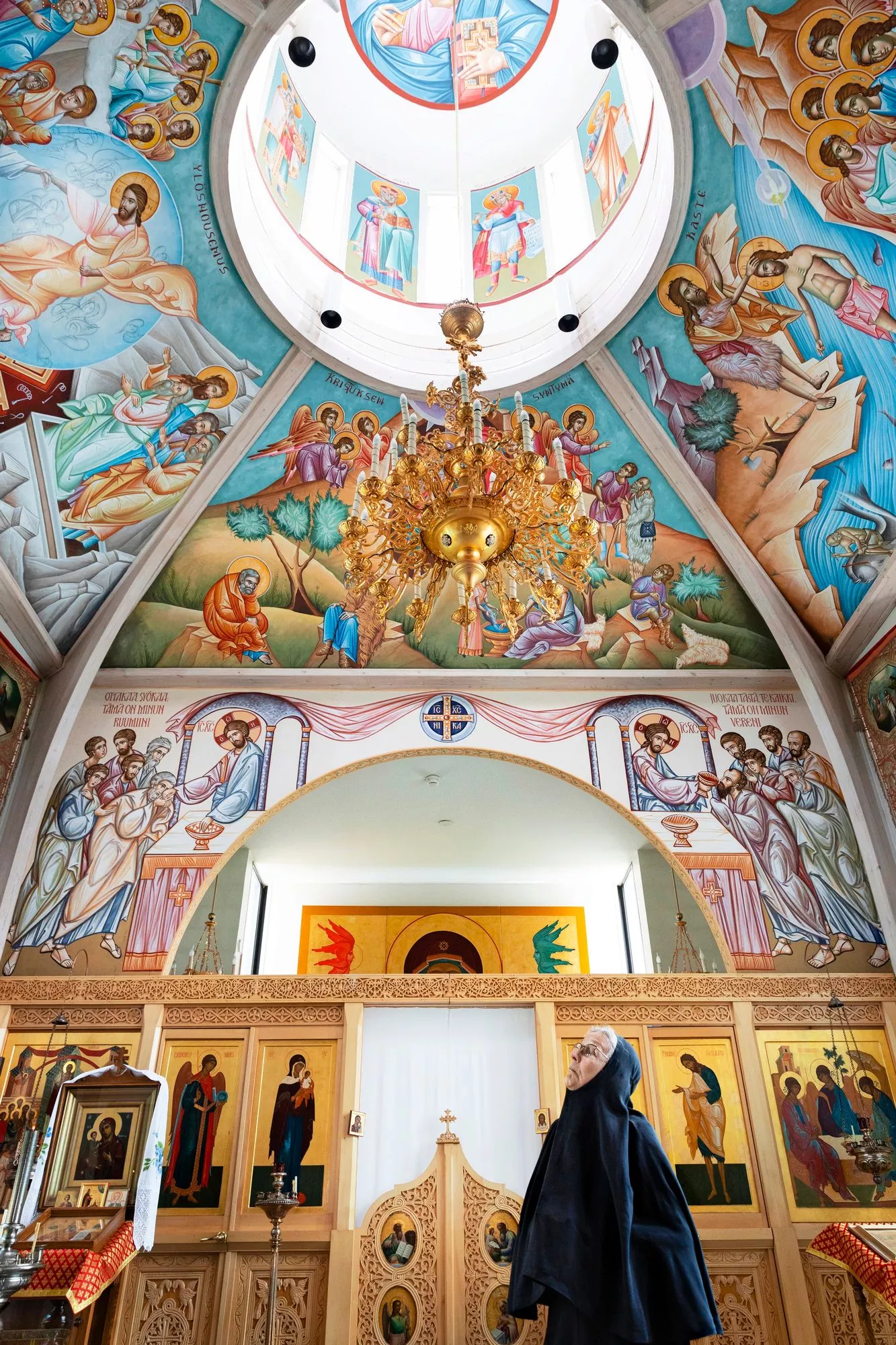 Äiti Nectaria kirkkosalissa, jonka seinissä ja katossa riittää ihmeteltävää. Maalaukset ovat Konstantin Ksenopouloksen ja Aleksander Wikströmin käsialaa. 