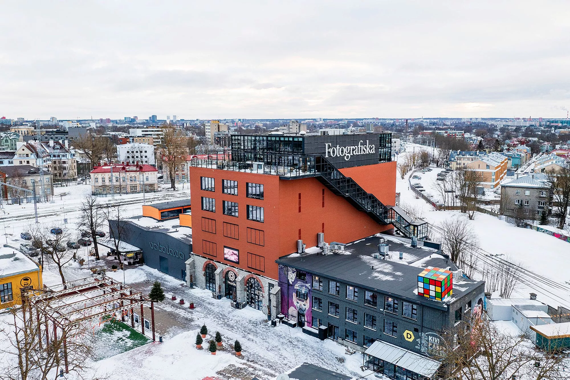 Fotografiska-museosta on tullut Telliskiven ja Tallinnan uusi maamerkki. Museokauppa on innostava, ja katolla sijaitsevasta ravintolasta on hieno näköala moneen suuntaan.