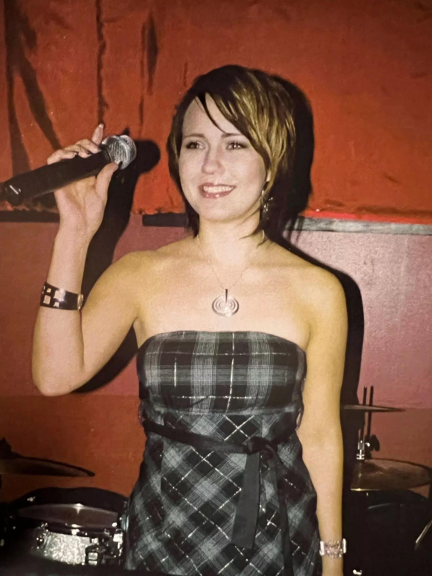 Vuonna 2005 laulajalla oli puolipitkät hiukset vaaleilla raidoilla.
