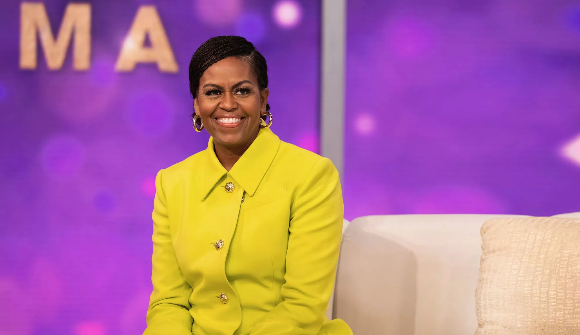 Michelle Obama on juuri julkaissut kirjan, jossa paljastaa, miten hän on oppinut hallitsemaan pelkojaan ja ahdistustaan. Uudesta itsetunnosta kertoo myös afroamerikkalainen kampaus. Michelle haluaa tehdä mustan kulttuurin näkyväksi.