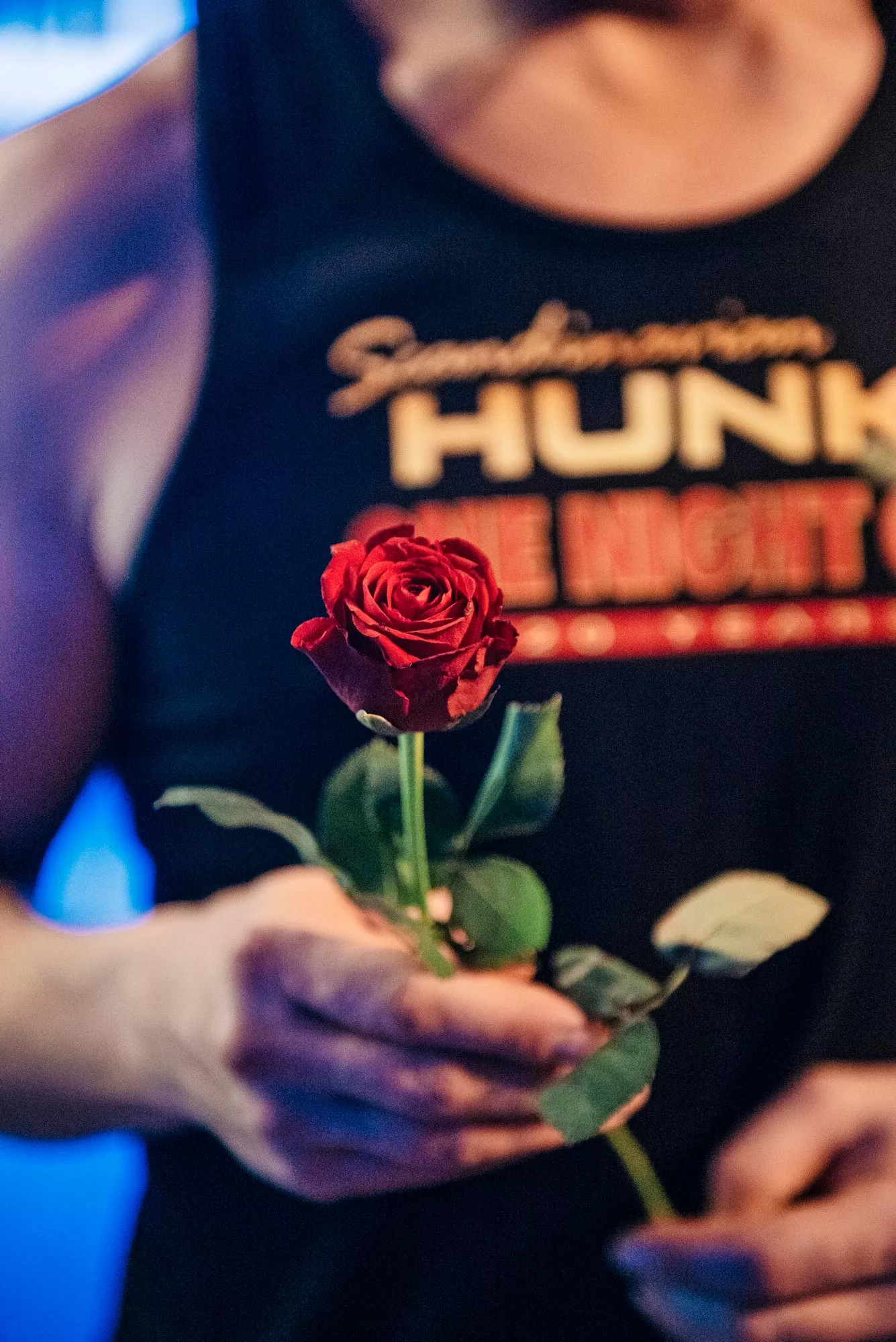 Jokaisessa esityksessä Hunksit jakavat ruusuja katsojille. Ruusunpiikit he nyppivät yksitellen pois.