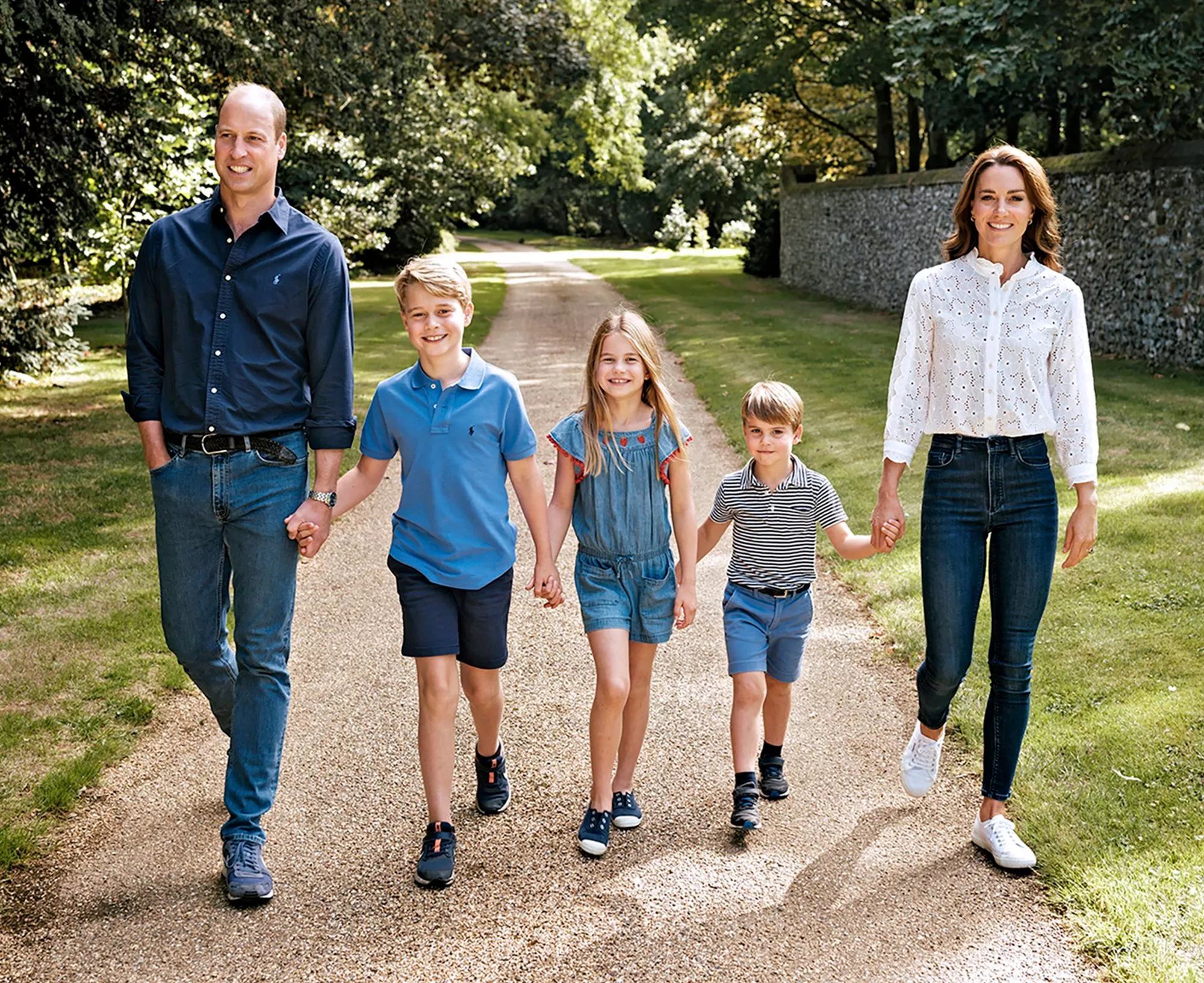 Tämän vuoden joulukortissaan Walesin prinssipari perheineen toi iloiset terveiset rakastamastaan ulkoilmaelämästä.